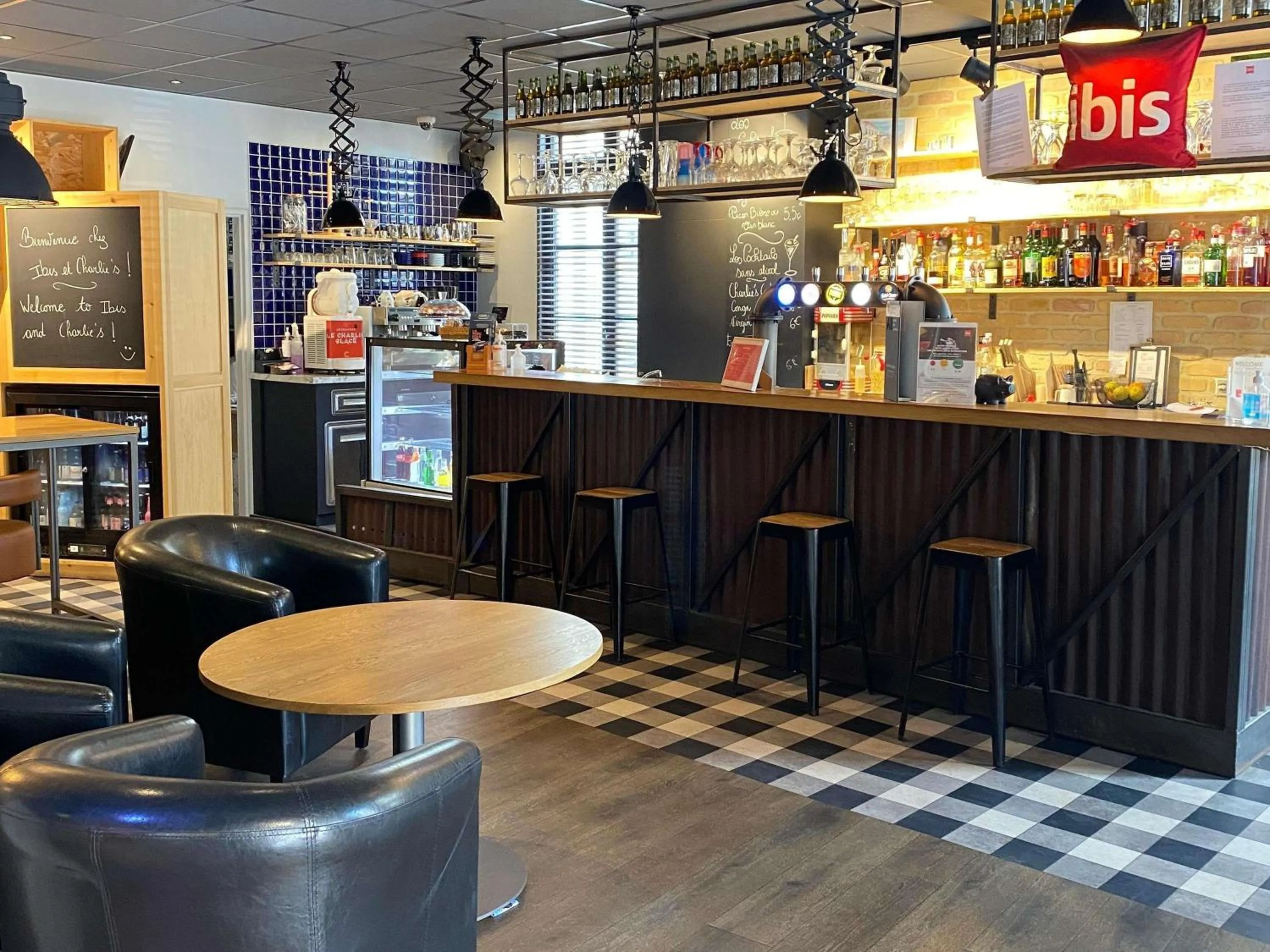 Lounge or bar in ibis Saint-Omer Centre