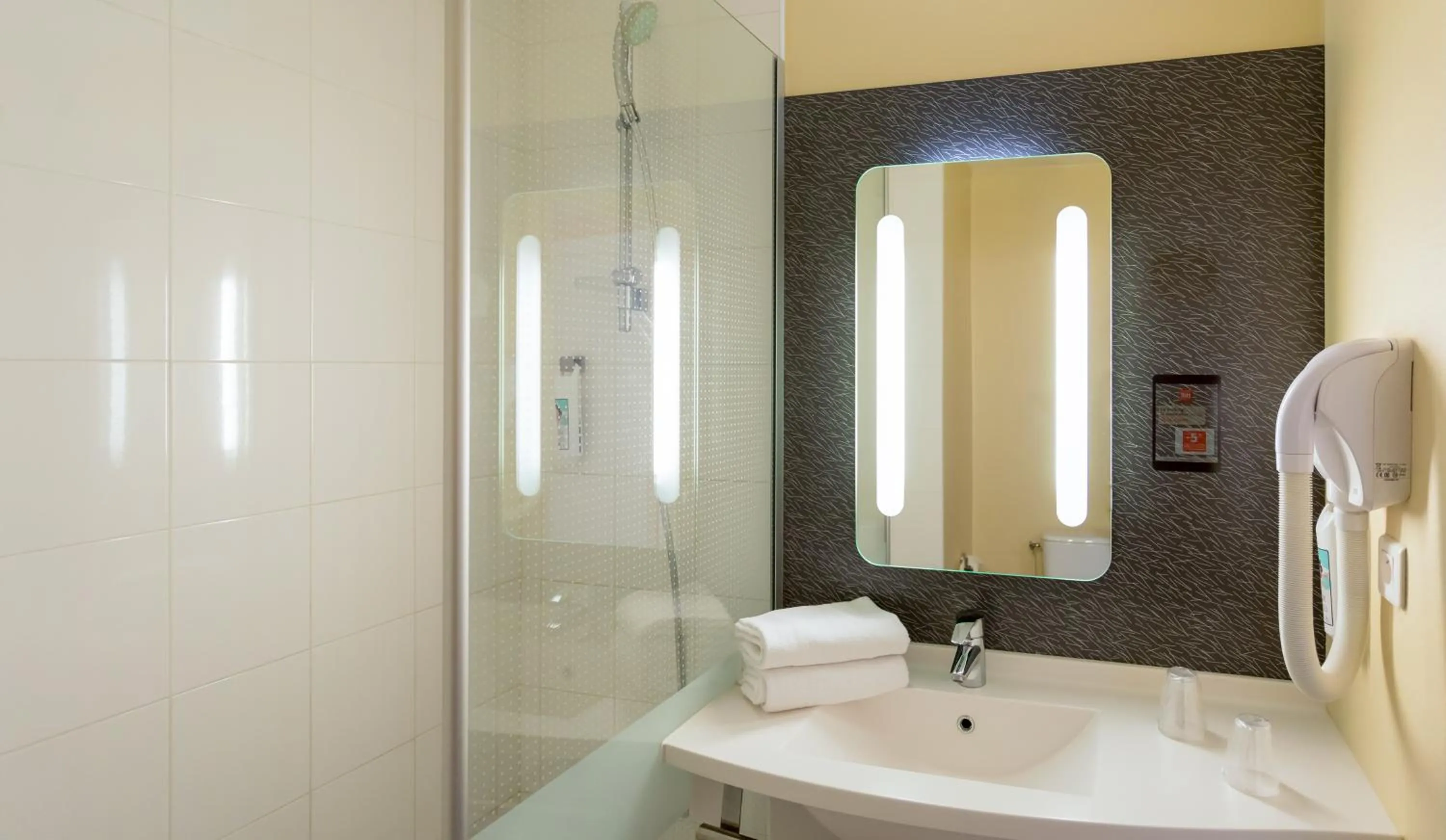 Text overlay in ibis Saint-Omer Centre