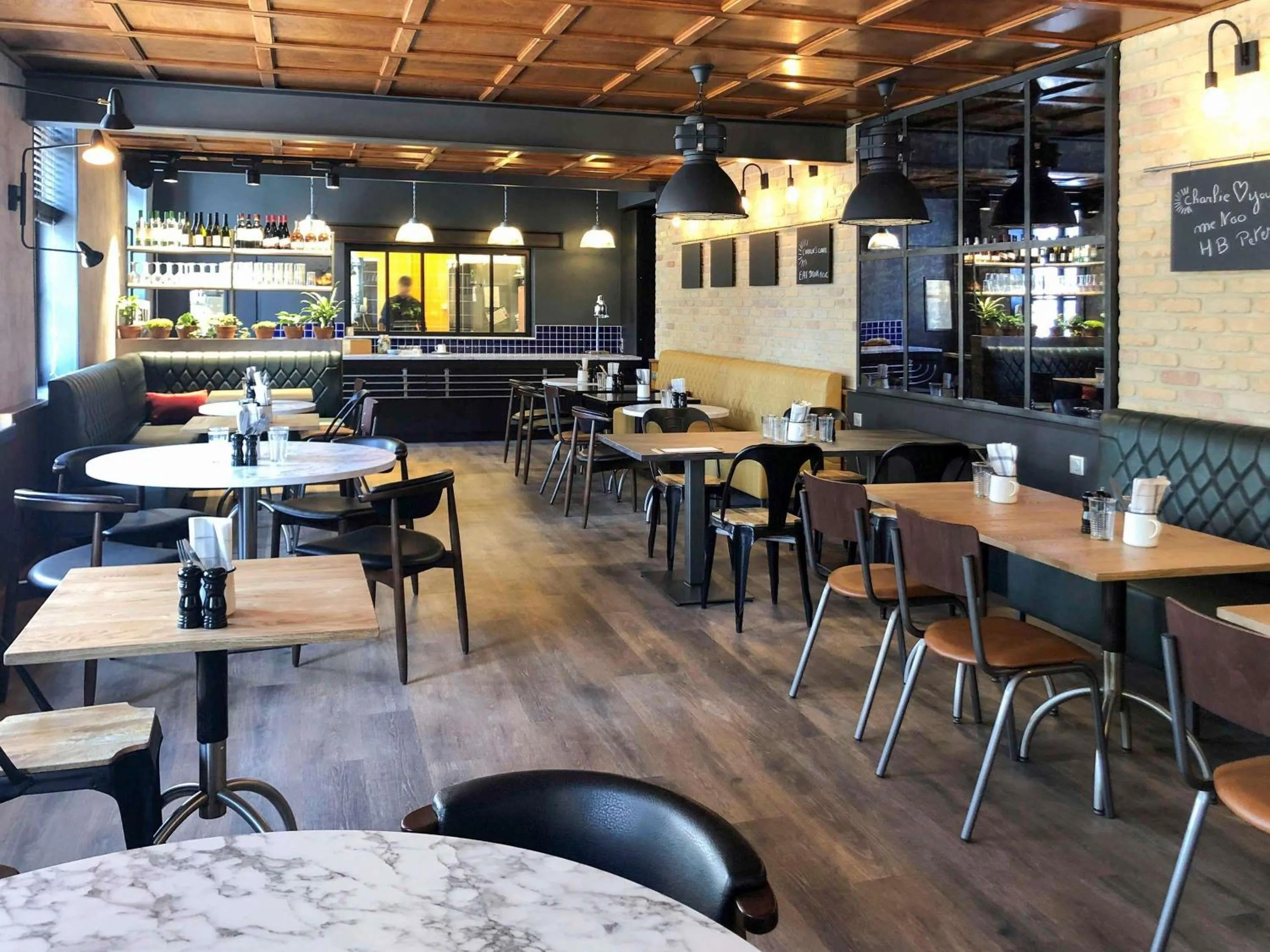 Restaurant/places to eat in ibis Saint-Omer Centre