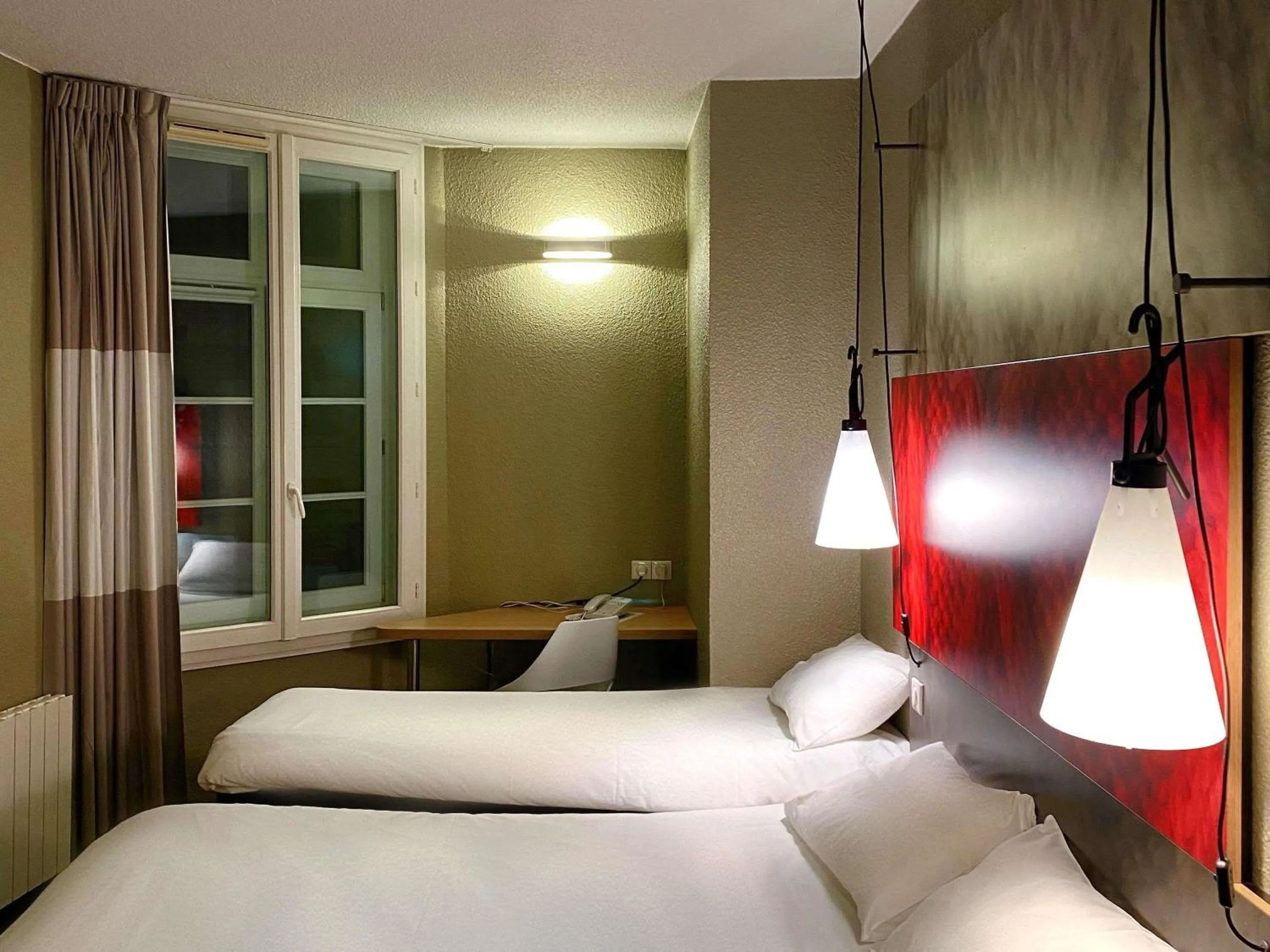 Bedroom, Bed in ibis Saint-Omer Centre