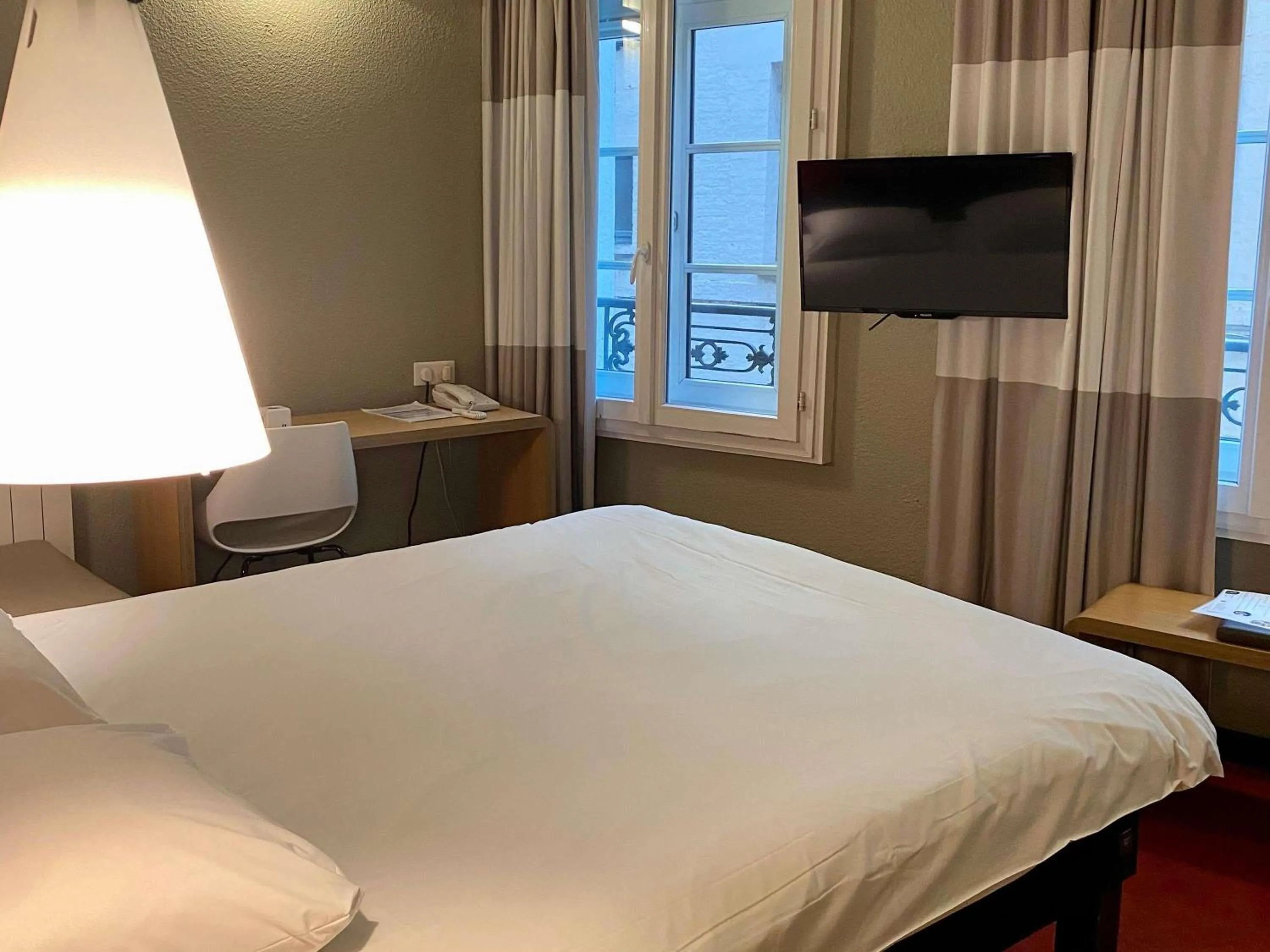 Bedroom, Bed in ibis Saint-Omer Centre