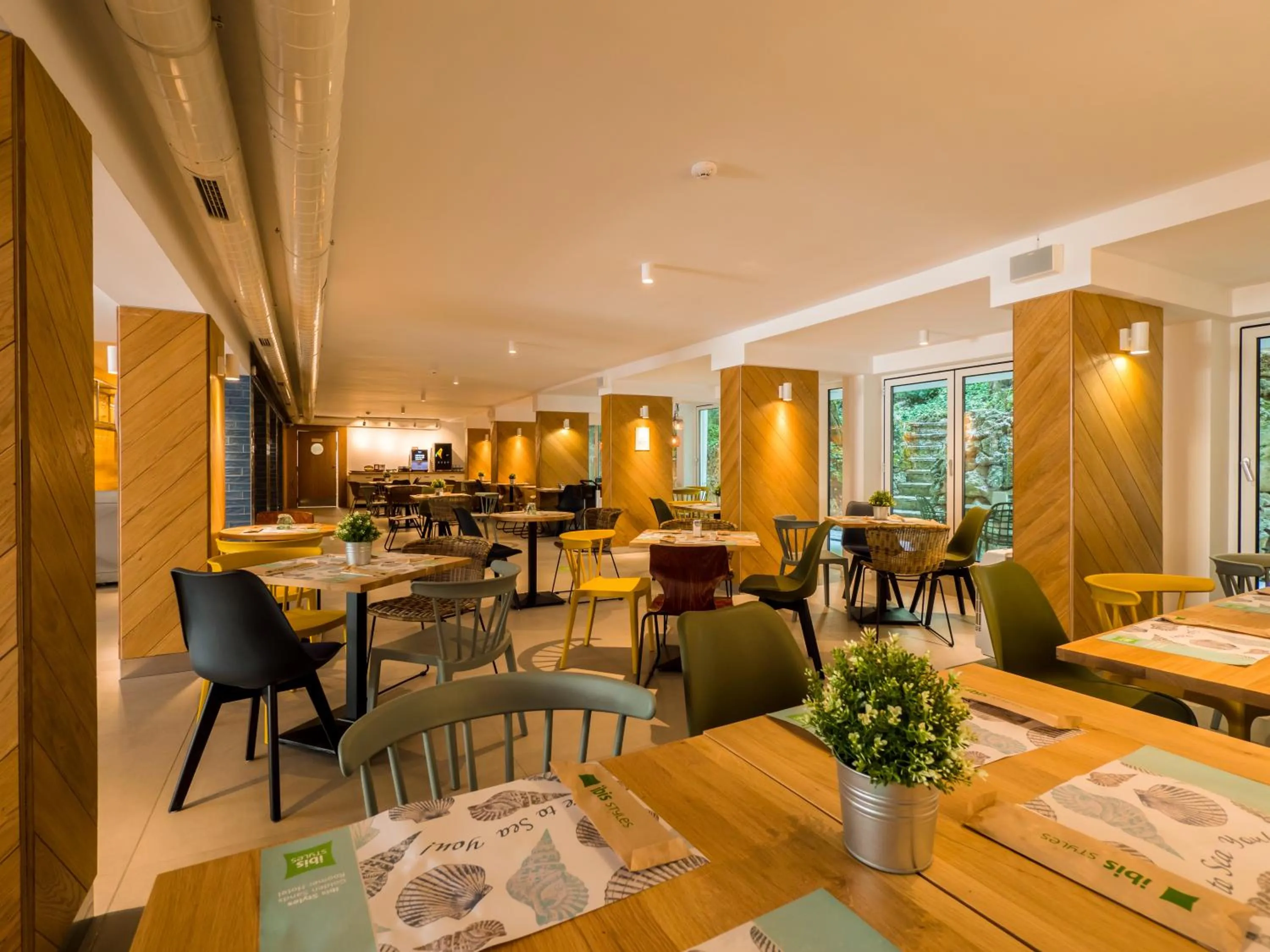 Restaurant/places to eat in ibis Styles Golden Sands Roomer Hotel