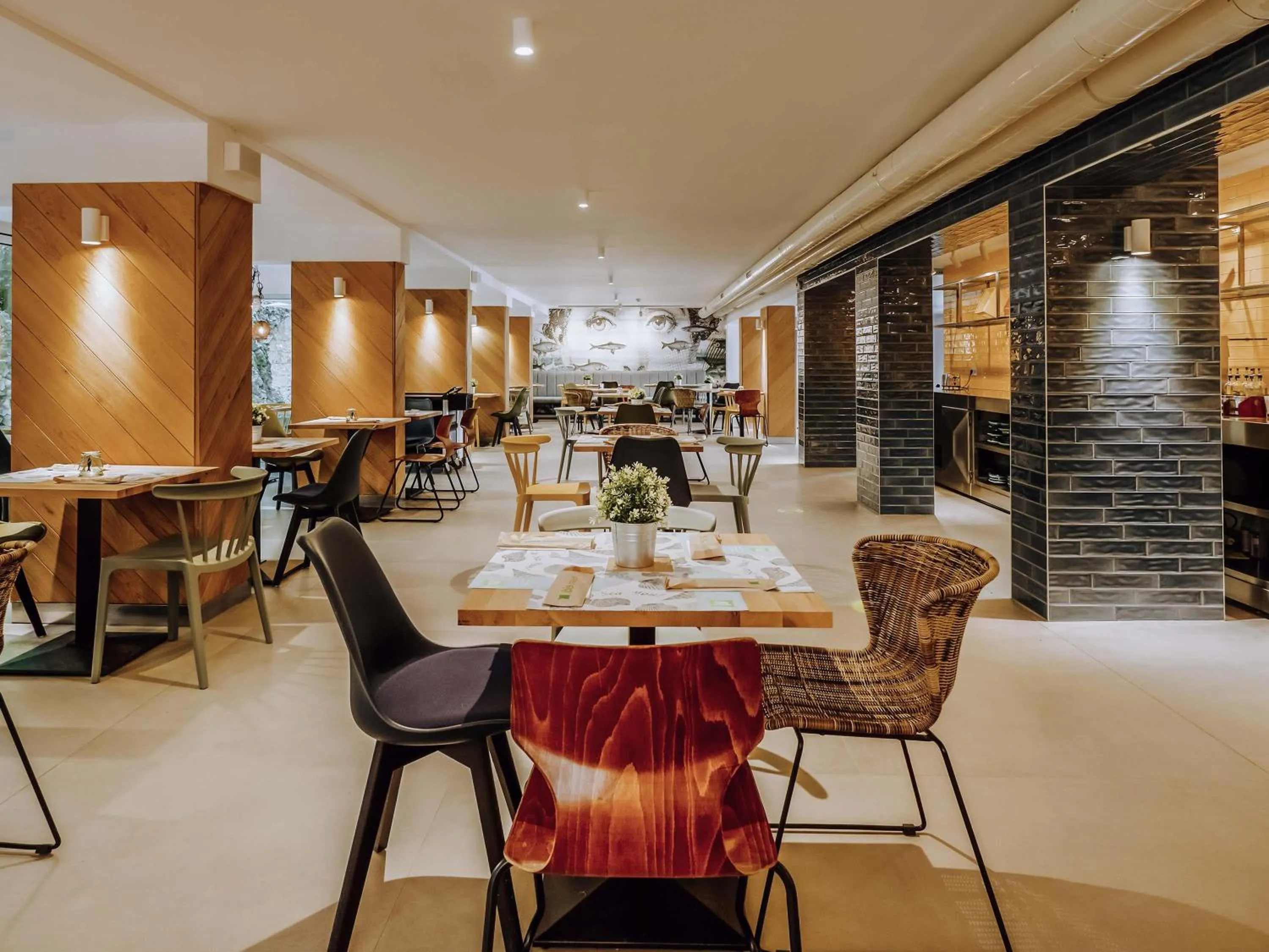 Restaurant/places to eat in ibis Styles Golden Sands Roomer Hotel