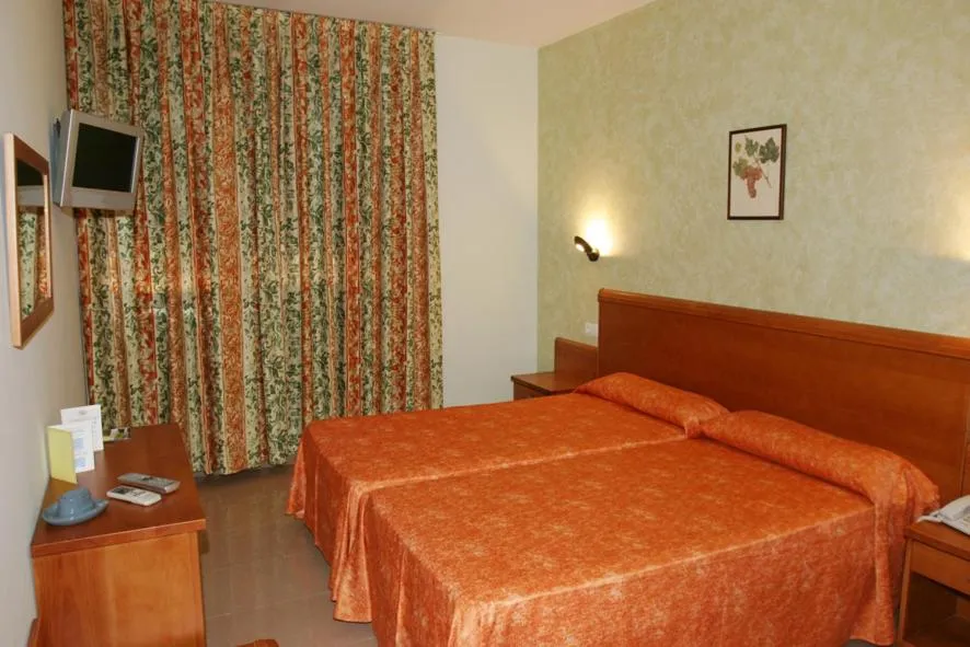 Photo of the whole room, Bed in Hotel Fonda Neus