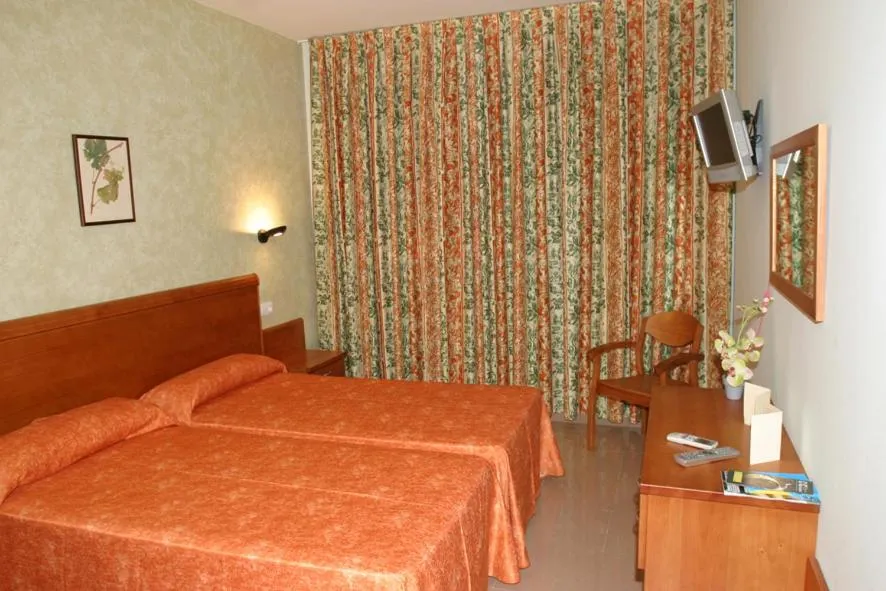 Photo of the whole room, Bed in Hotel Fonda Neus