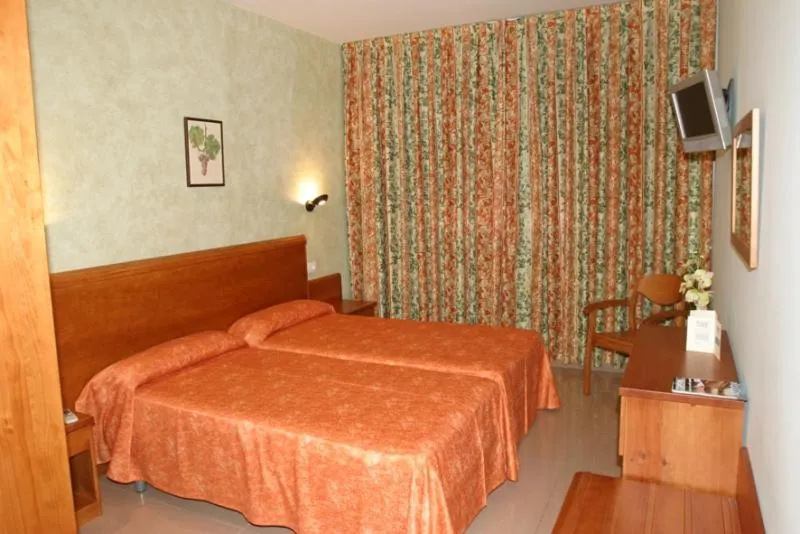 Photo of the whole room, Bed in Hotel Fonda Neus