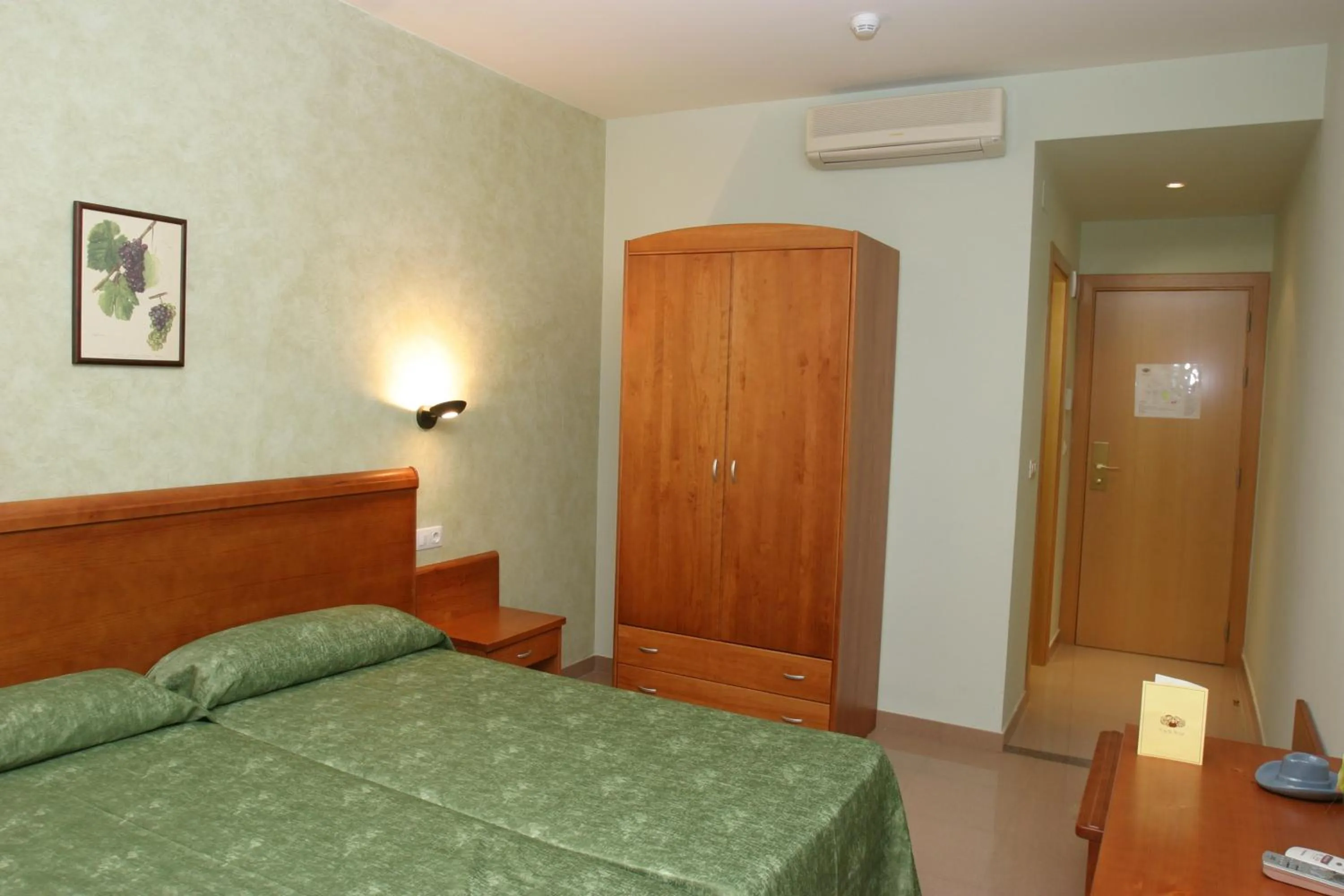 Photo of the whole room, Bed in Hotel Fonda Neus