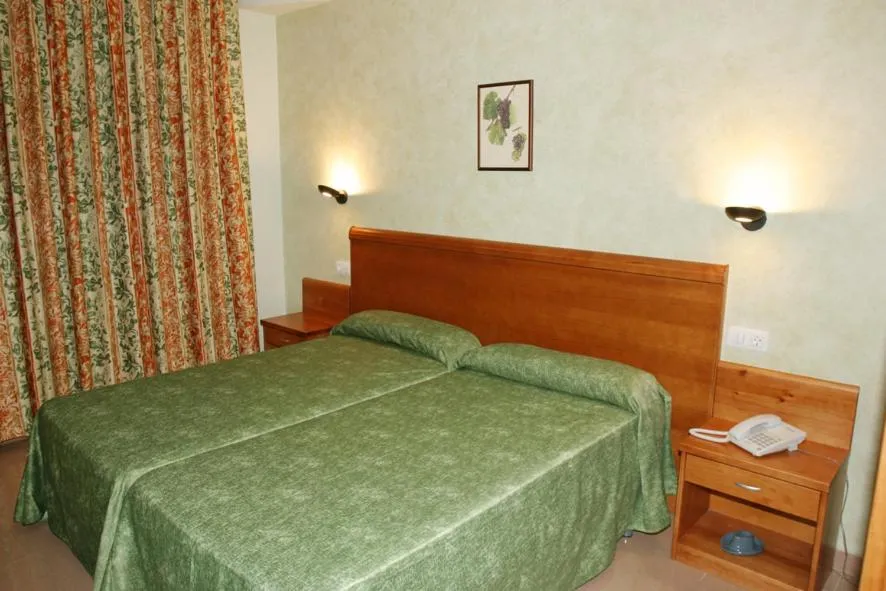 Photo of the whole room, Bed in Hotel Fonda Neus