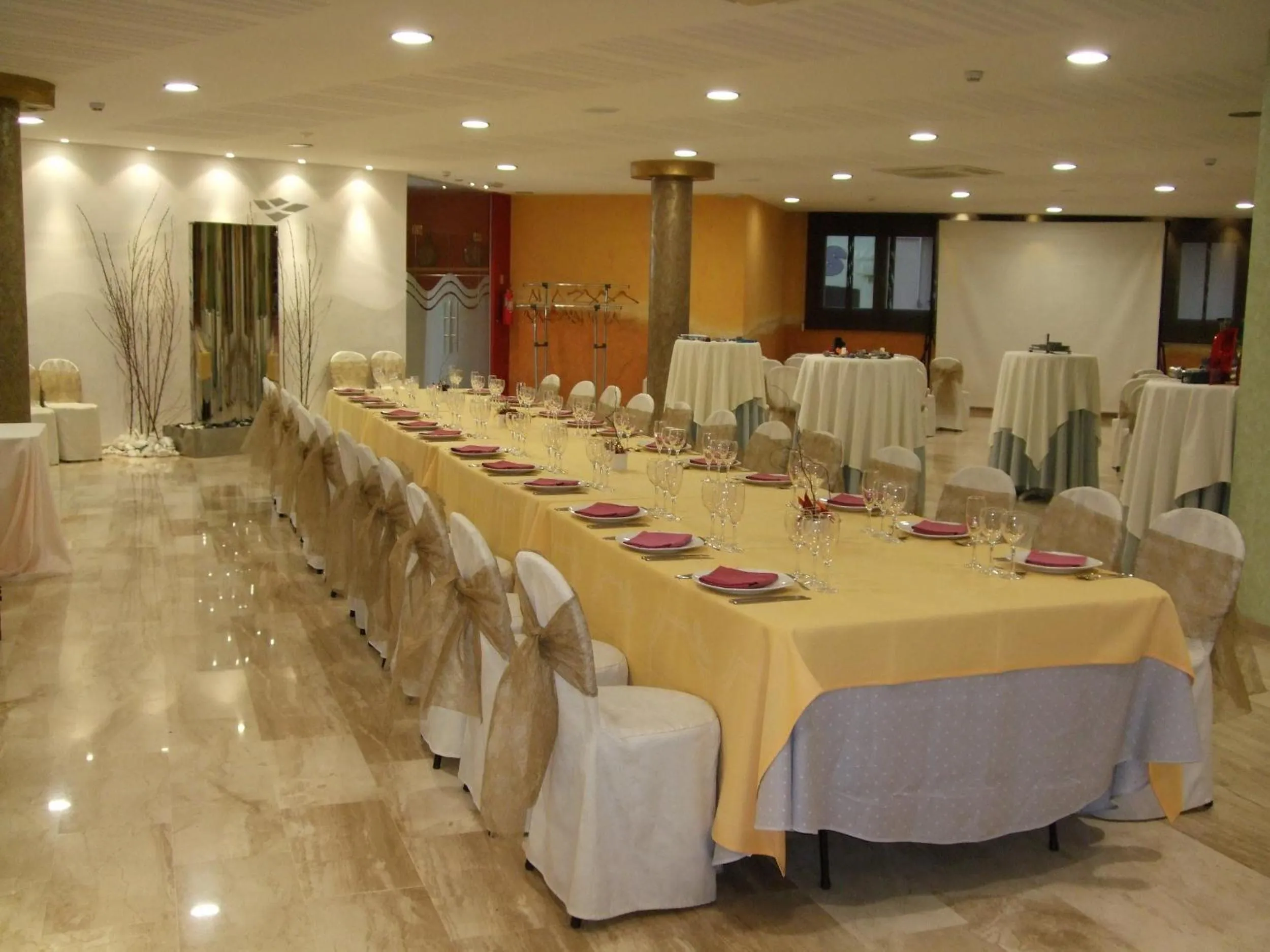 Restaurant/places to eat in Hotel Fonda Neus