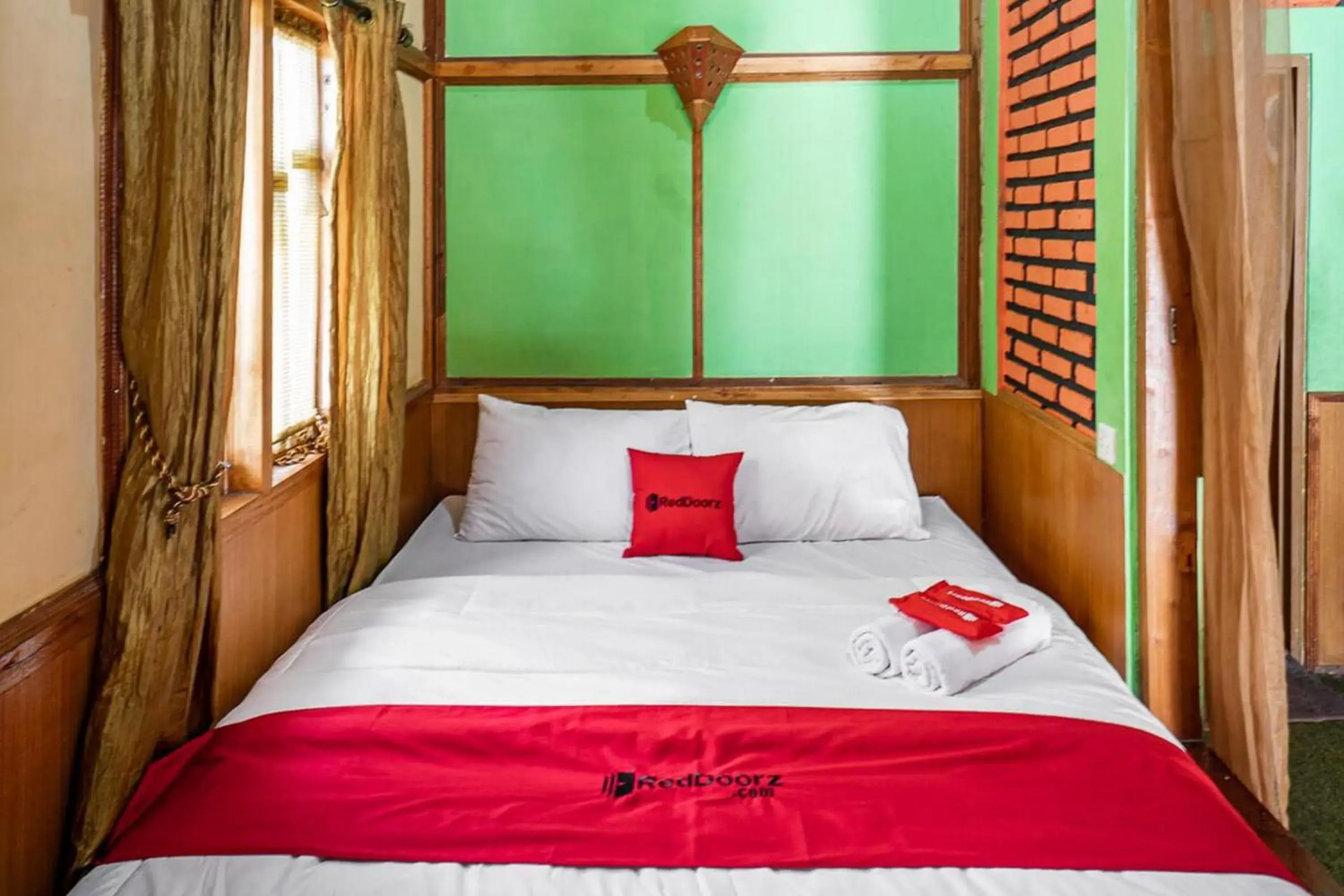 Executive Suite in RedDoorz near Kawah Putih Ciwidey Executive Suite in RedDoorz near Kawah Putih Ciwidey