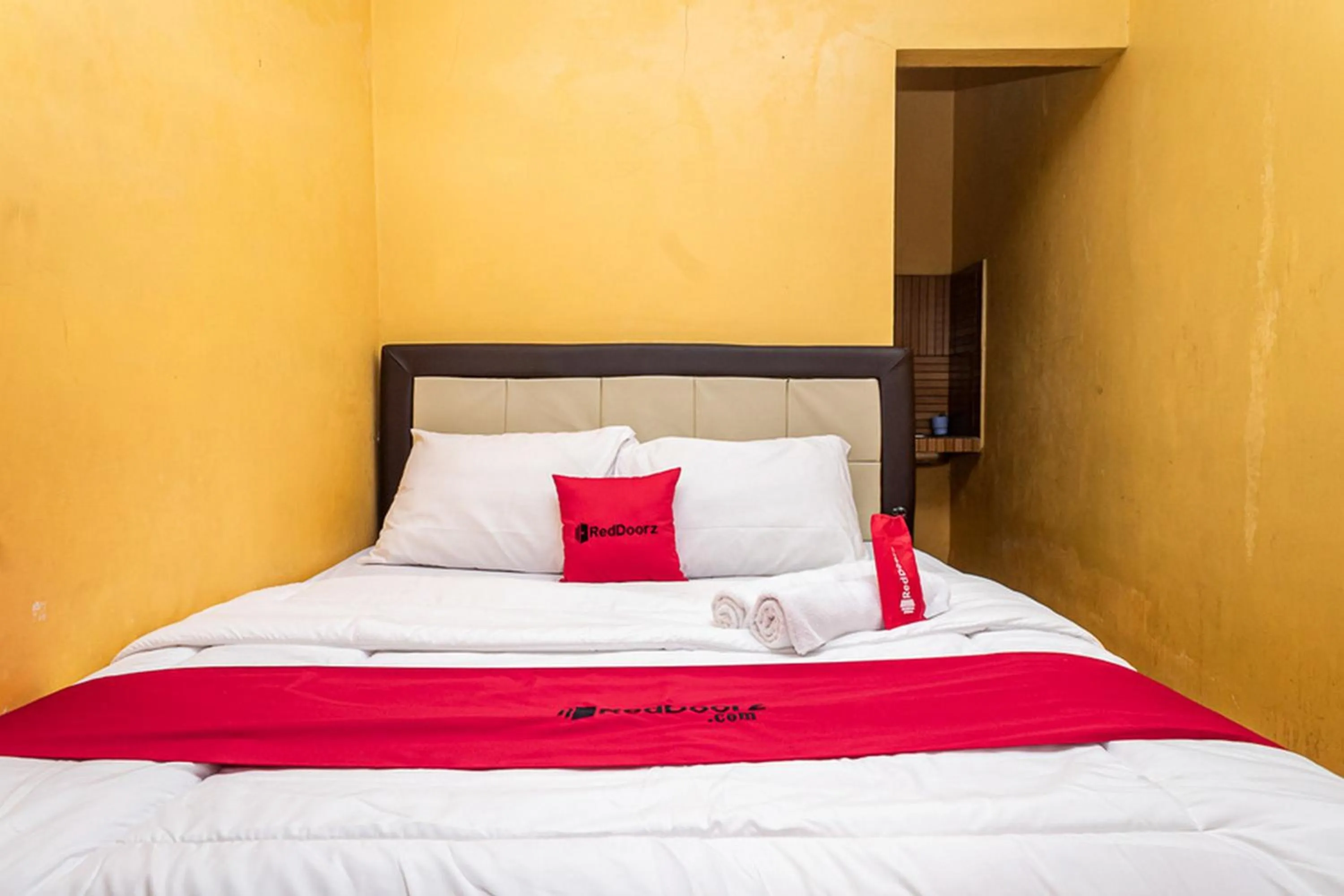 Bed in RedDoorz near Kawah Putih Ciwidey