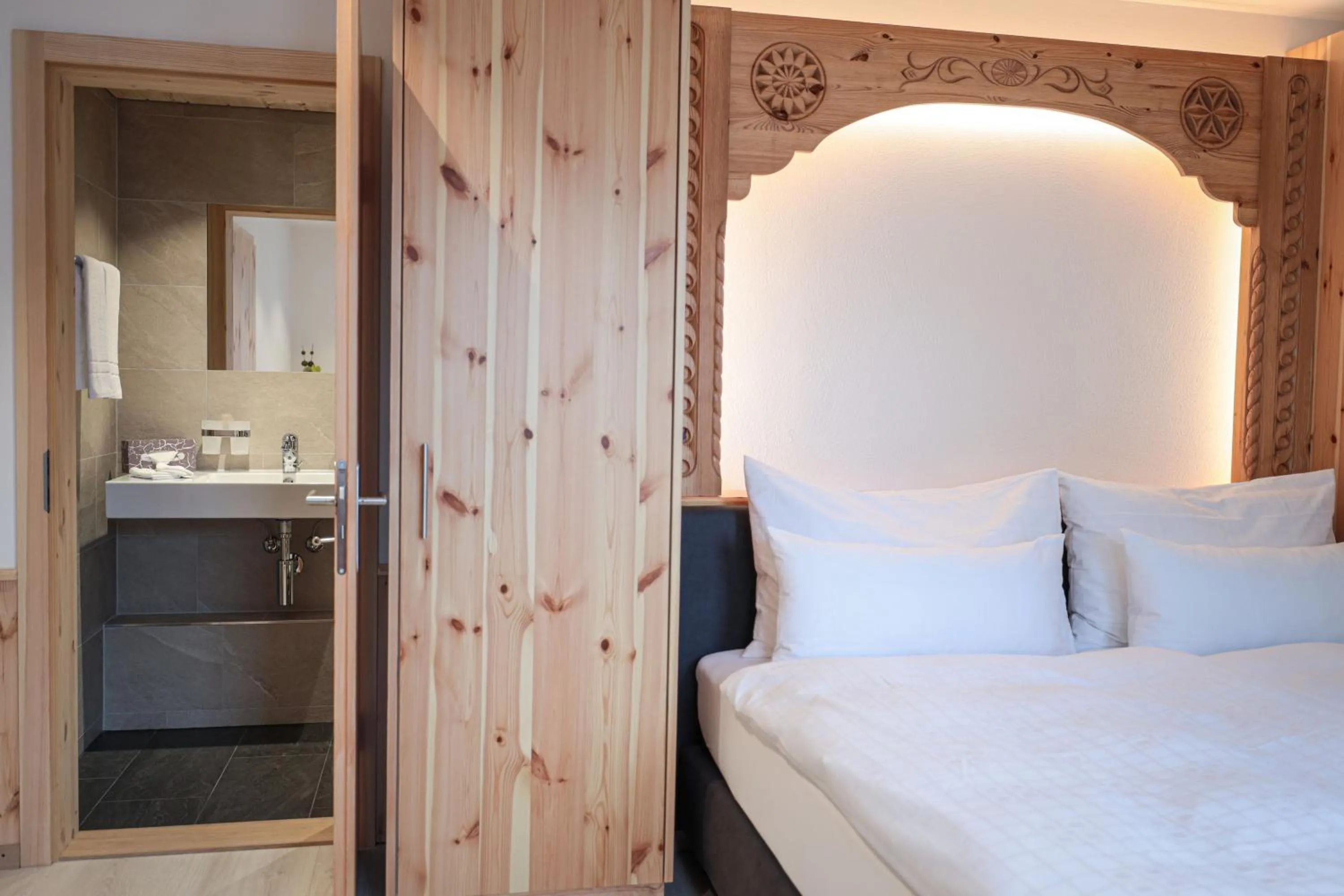 Photo of the whole room, Bed in Hotel Sonnenhalde, Arosa