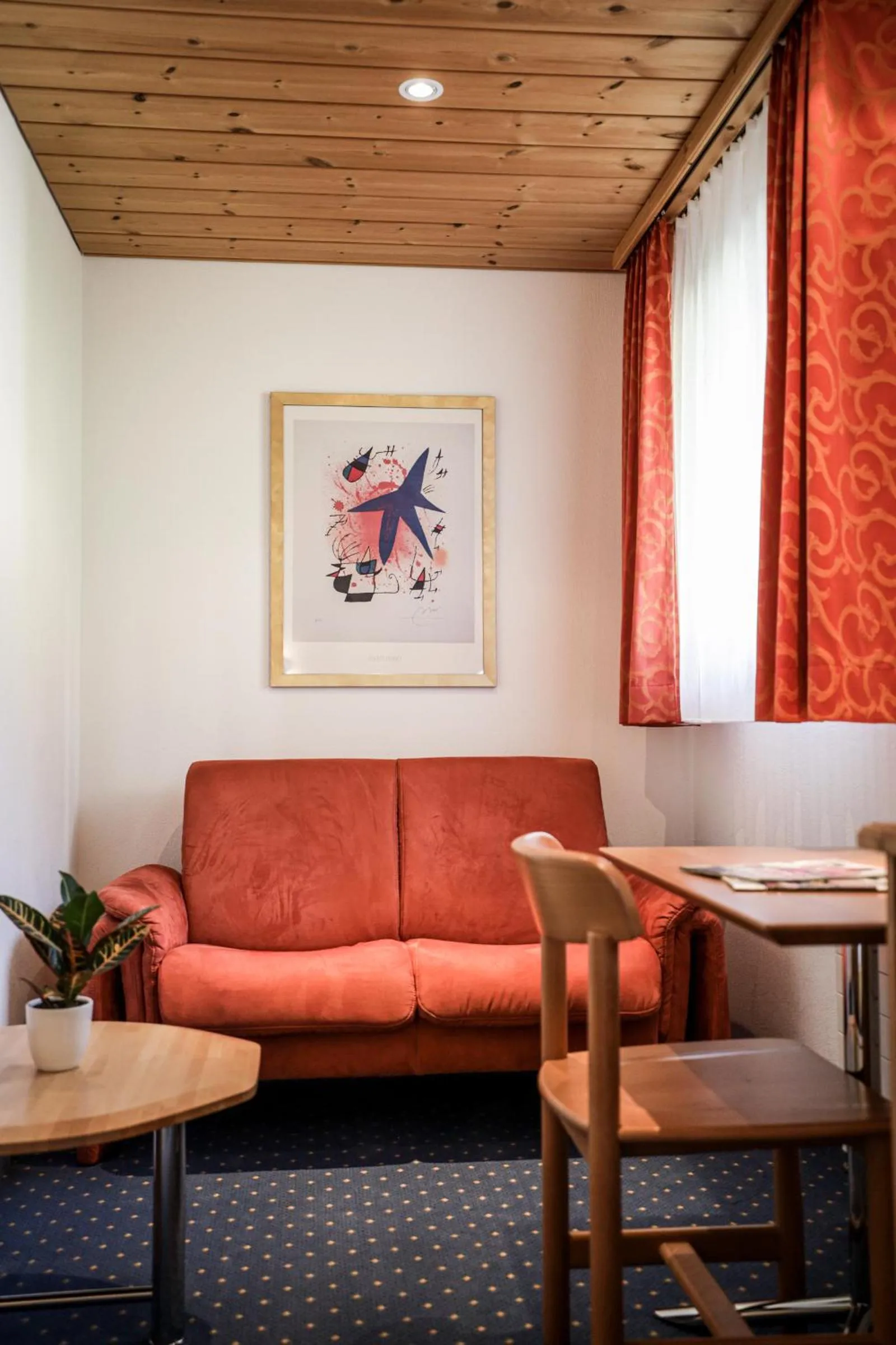 Photo of the whole room in Hotel Sonnenhalde, Arosa