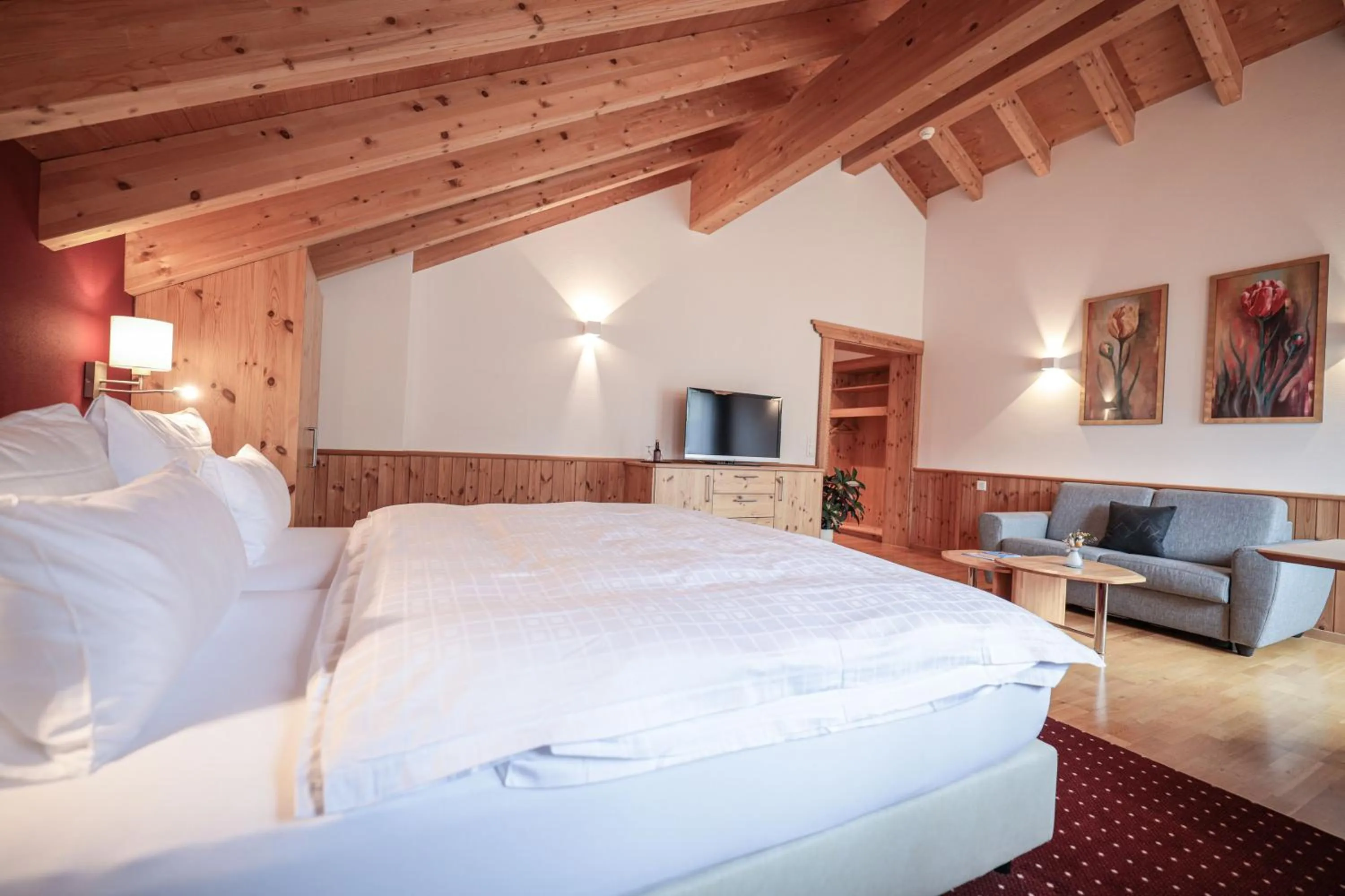 Photo of the whole room, Bed in Hotel Sonnenhalde, Arosa