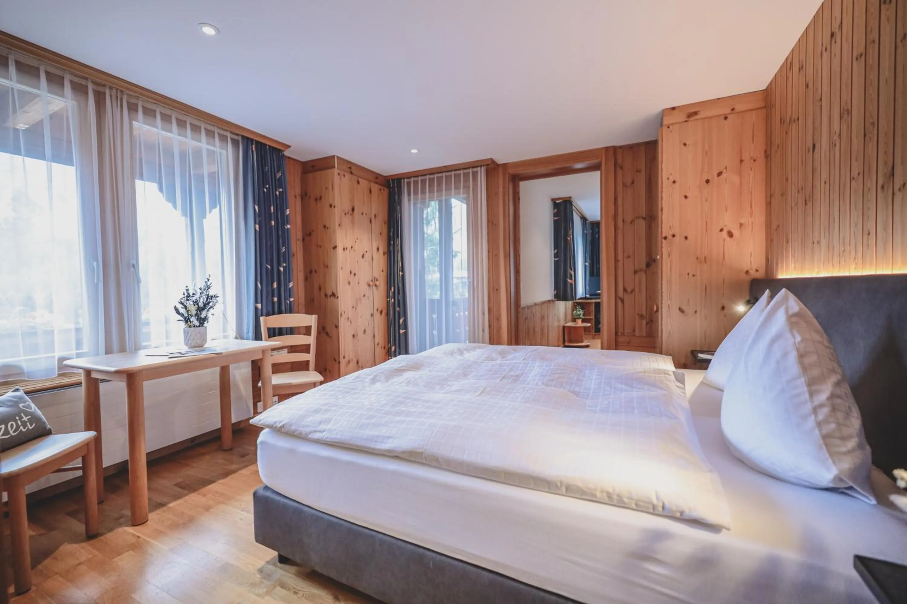 Photo of the whole room, Bed in Hotel Sonnenhalde, Arosa