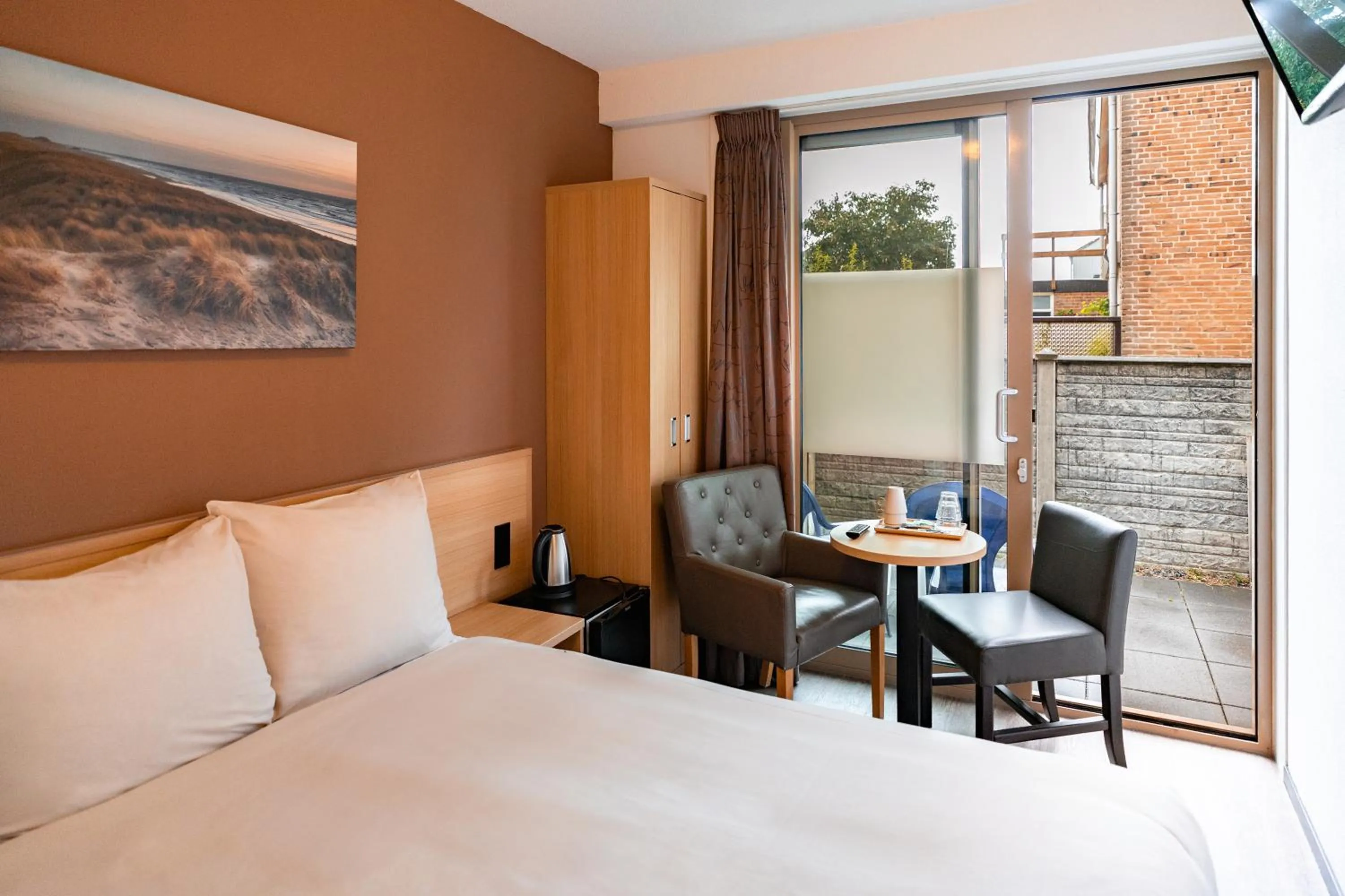 Seating area, Bed in Hotel het Zwaantje