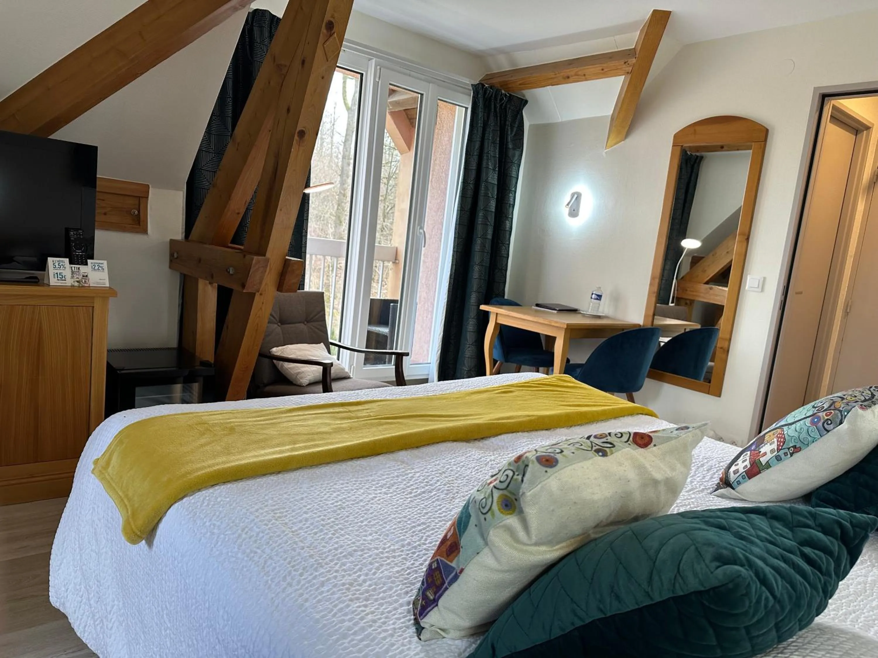 Bedroom, Bed in Logis Hôtel Notre-Dame - restaurant ouvert midi et soir sauf dimanche soir