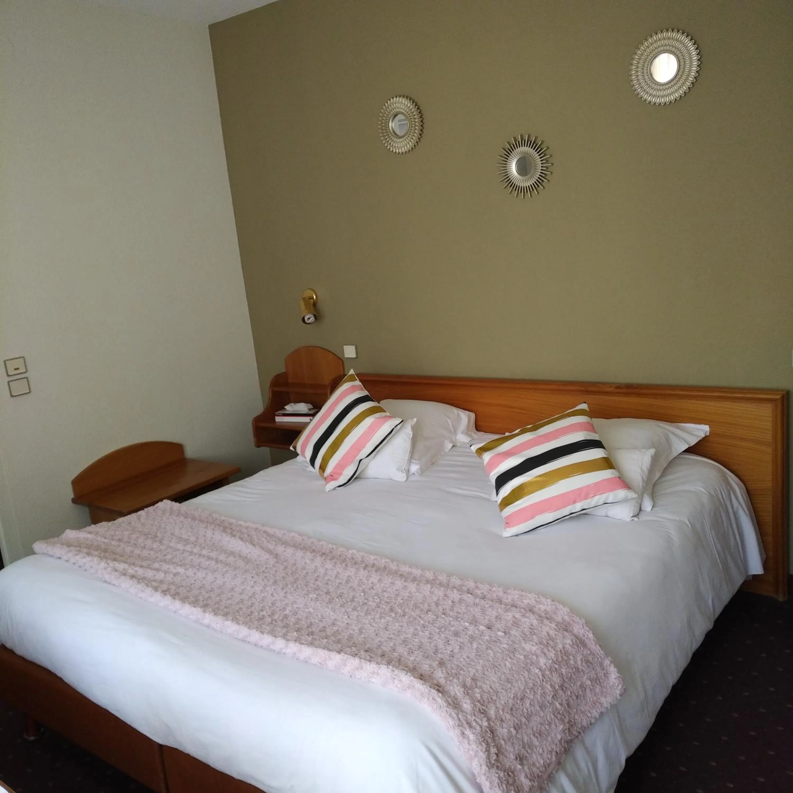 Photo of the whole room, Bed in Logis Hôtel Notre-Dame - restaurant ouvert midi et soir sauf dimanche soir