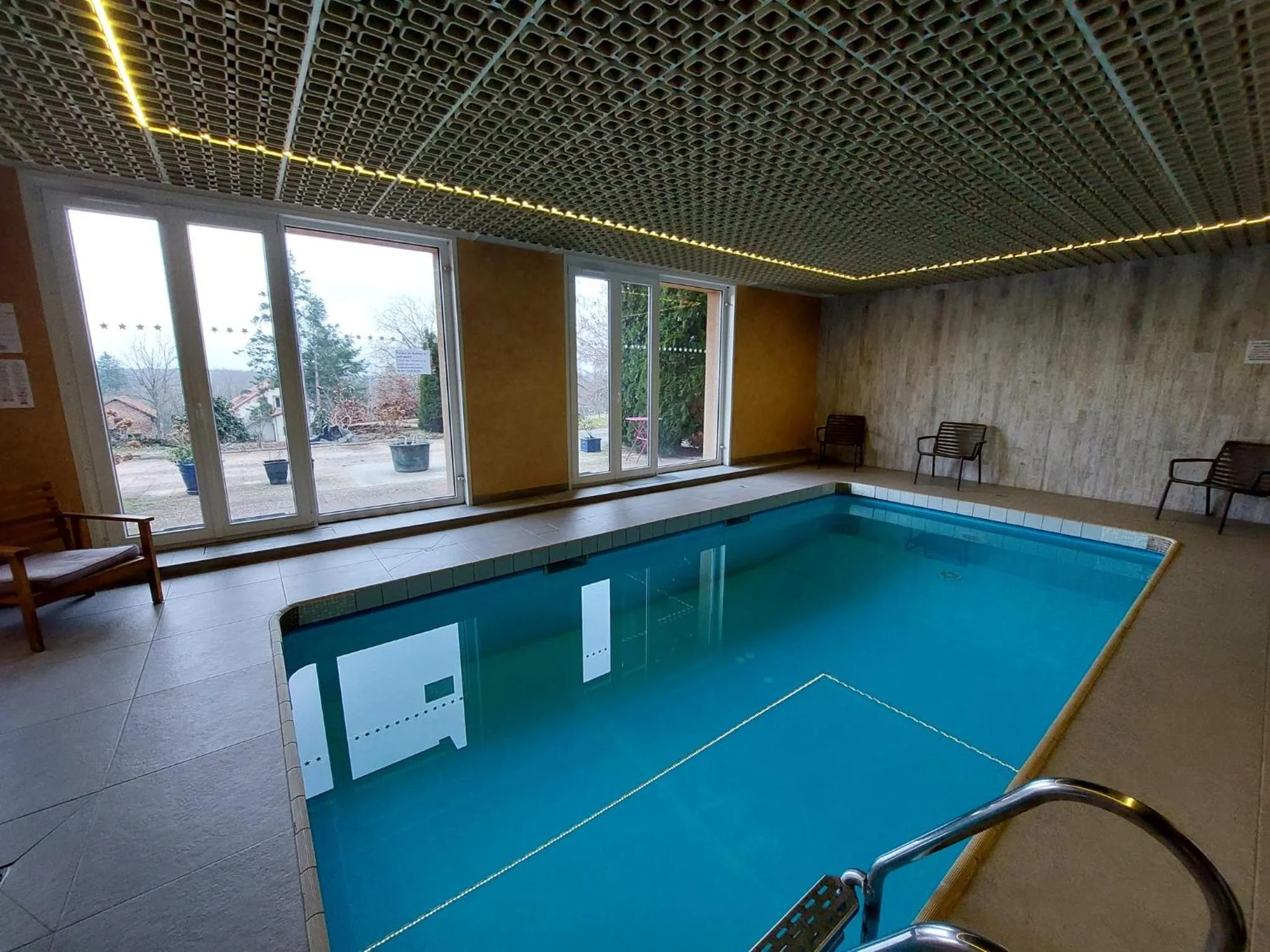 Swimming pool in Logis Hôtel Notre-Dame - restaurant ouvert midi et soir sauf dimanche soir