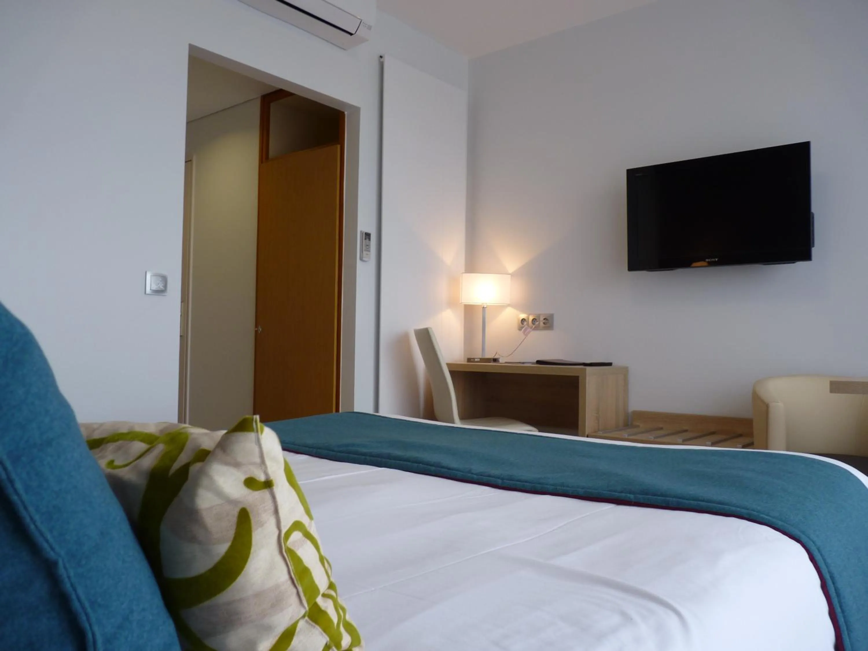 Balcony/Terrace, Bed in Logis Hôtel Notre-Dame - restaurant ouvert midi et soir sauf dimanche soir