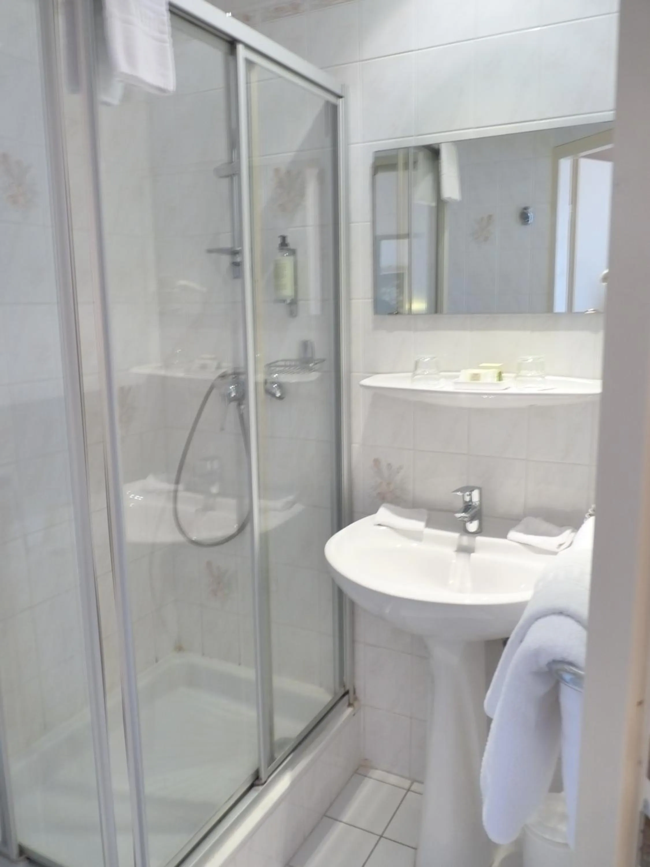 Bathroom in Logis Hôtel Notre-Dame - restaurant ouvert midi et soir sauf dimanche soir