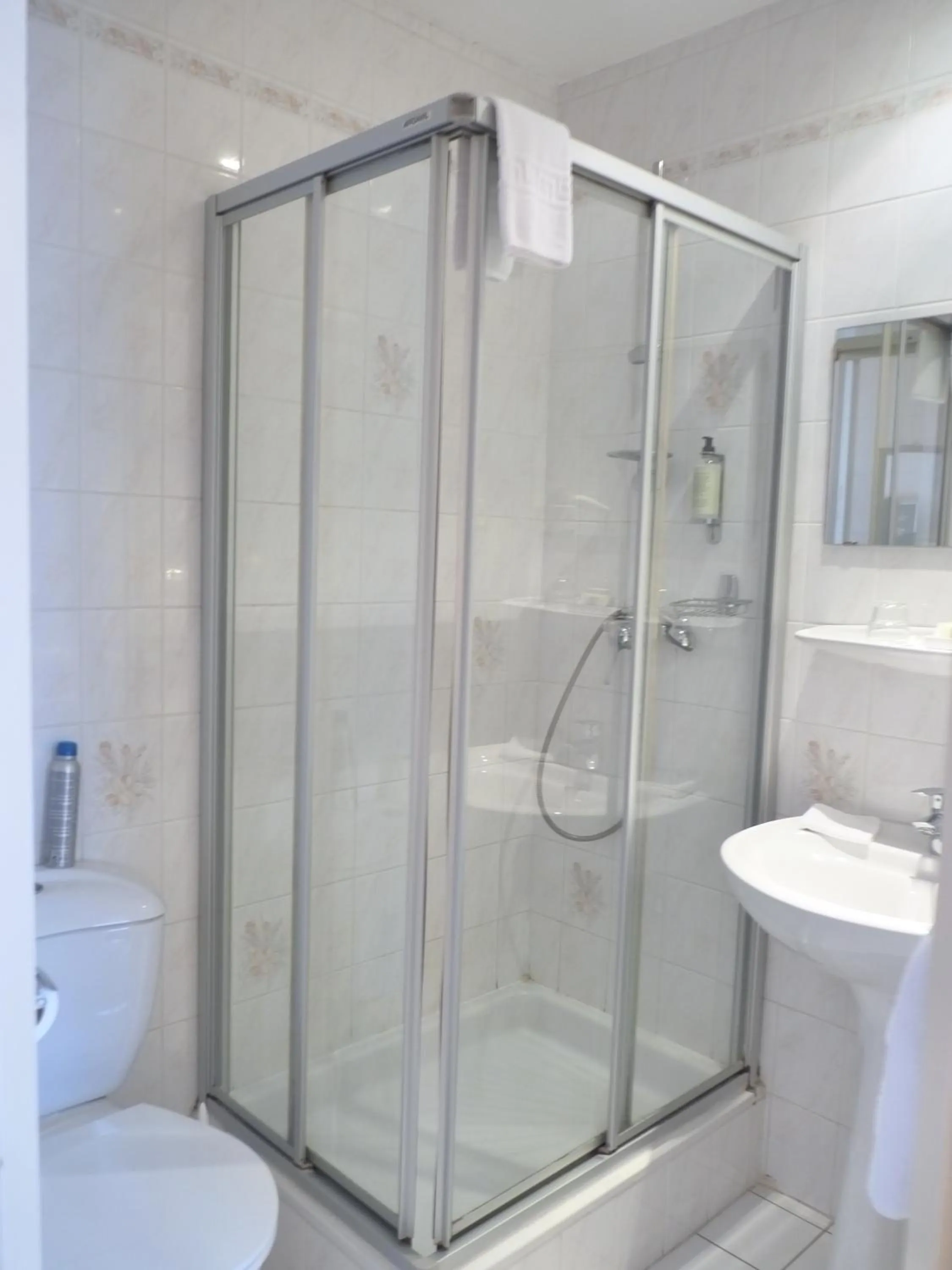 Family in Logis Hôtel Notre-Dame - restaurant ouvert midi et soir sauf dimanche soir