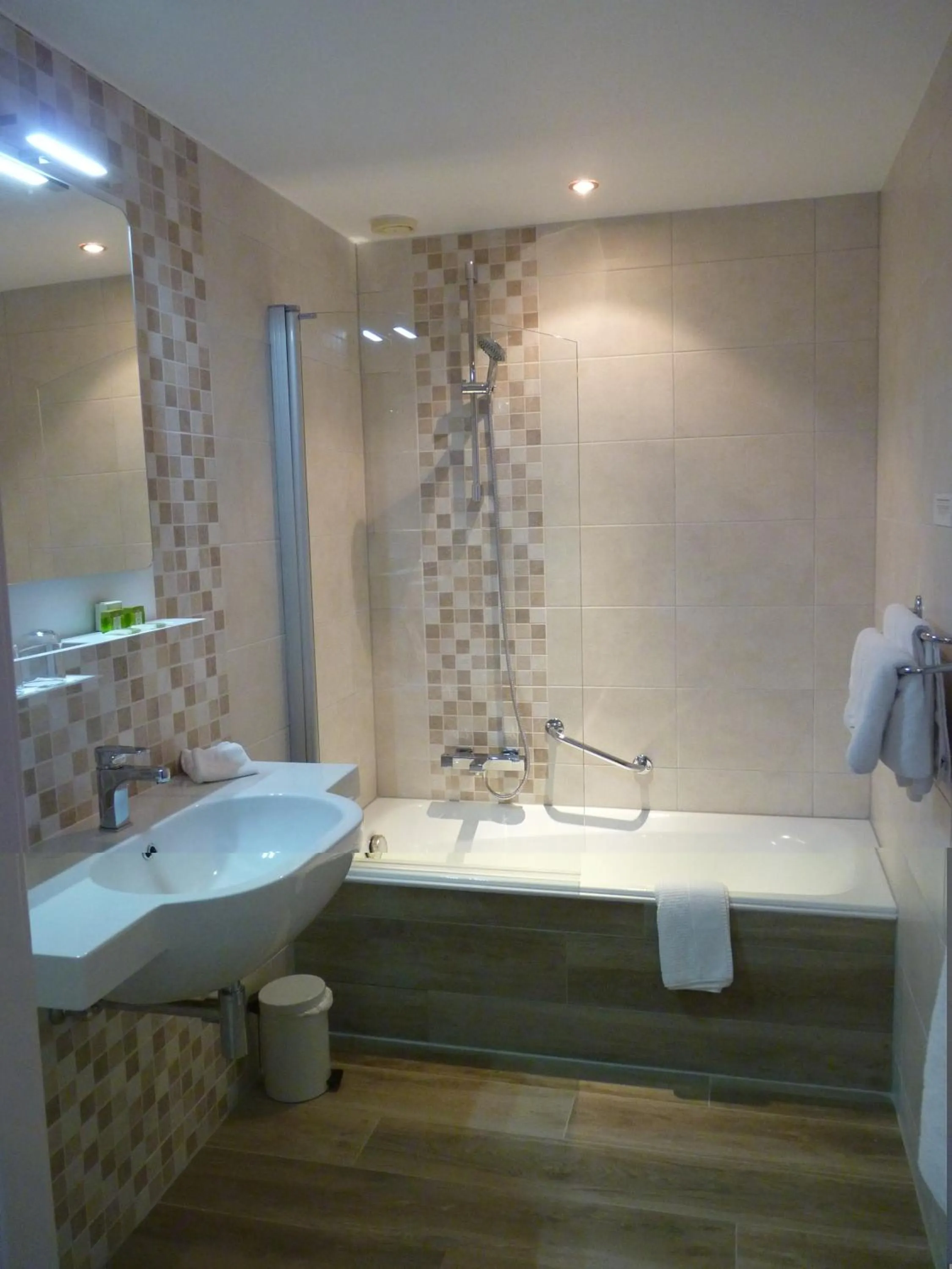 Bath in Logis Hôtel Notre-Dame - restaurant ouvert midi et soir sauf dimanche soir