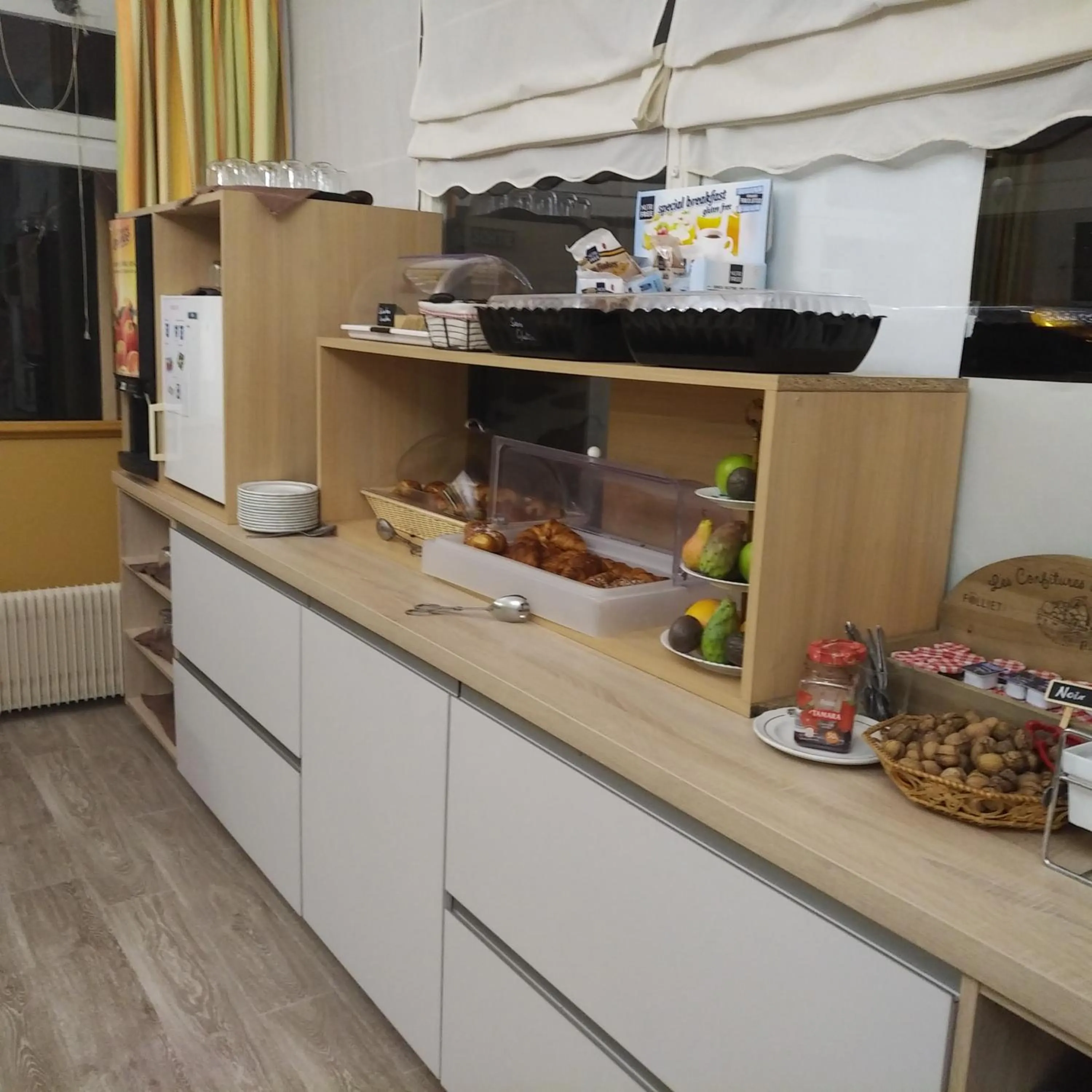 Food and drinks in Logis Hôtel Notre-Dame - restaurant ouvert midi et soir sauf dimanche soir