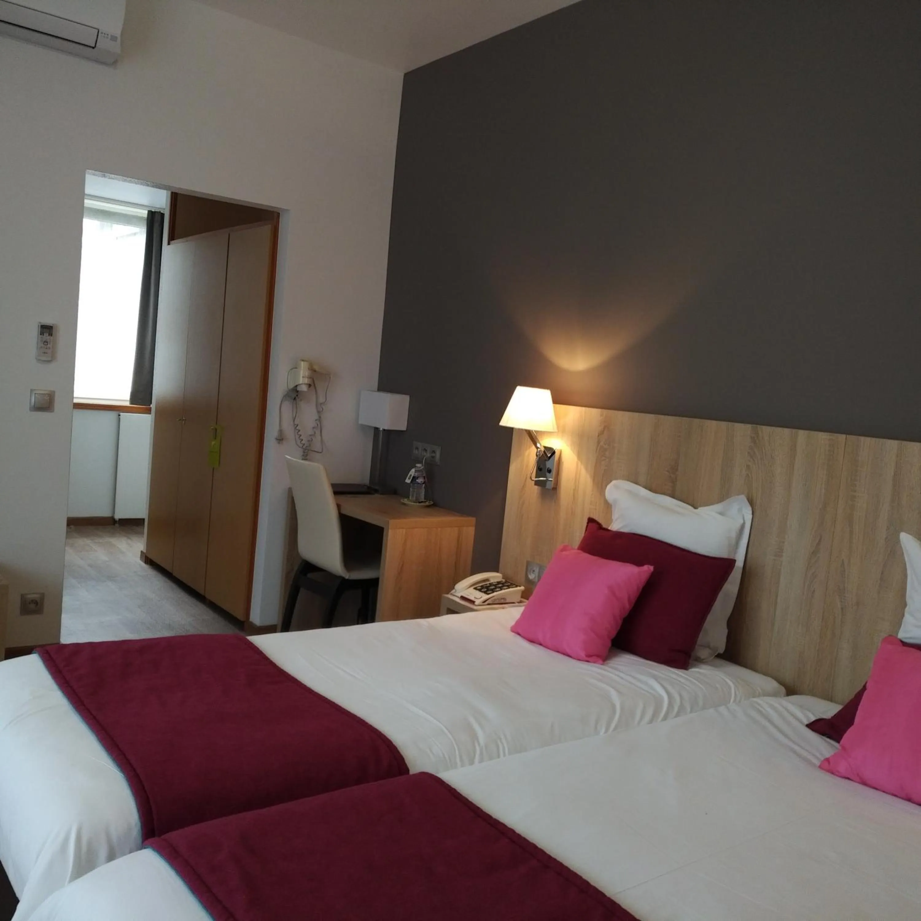 Photo of the whole room, Bed in Logis Hôtel Notre-Dame - restaurant ouvert midi et soir sauf dimanche soir