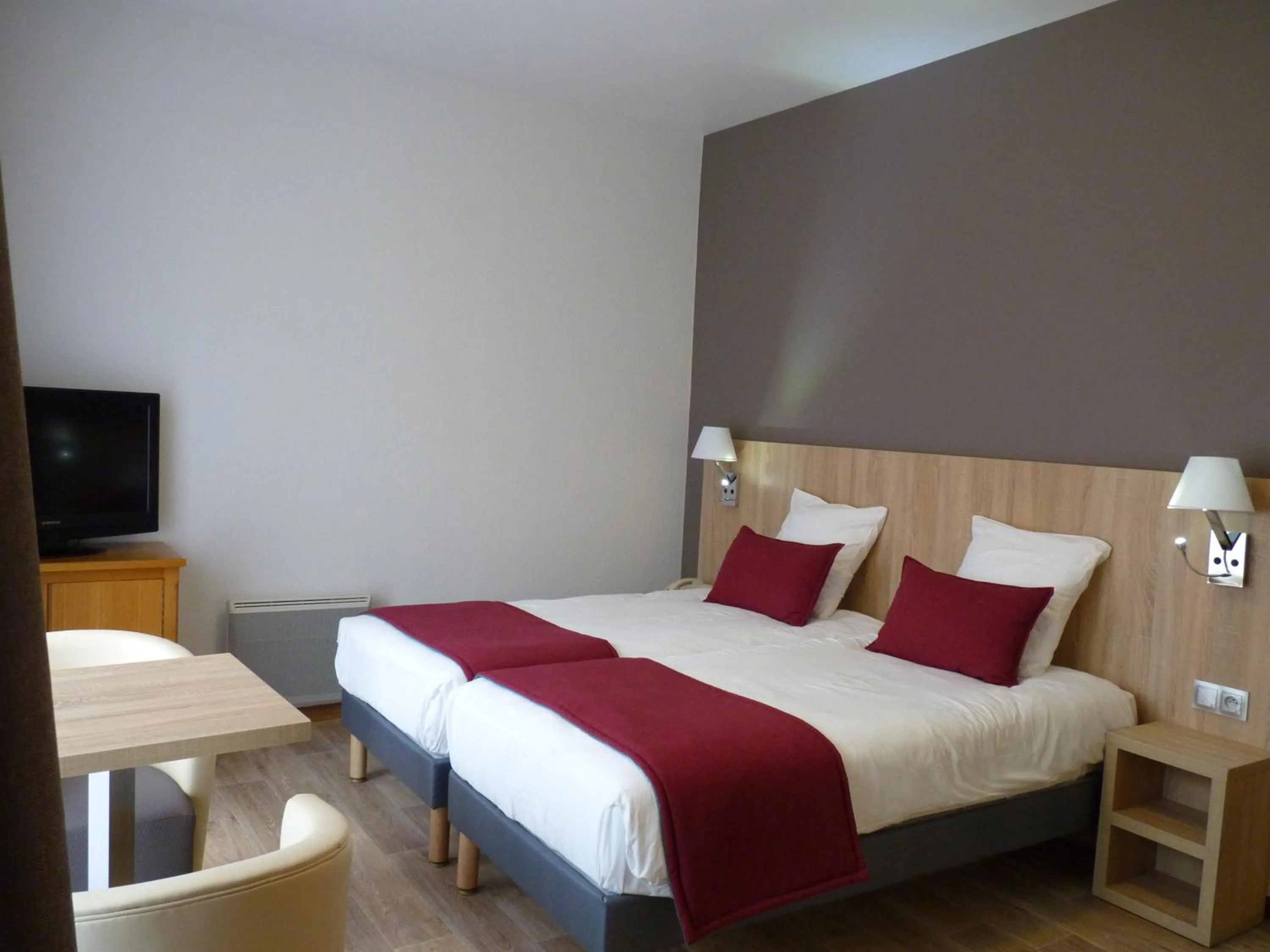 Bathroom, Bed in Logis Hôtel Notre-Dame - restaurant ouvert midi et soir sauf dimanche soir