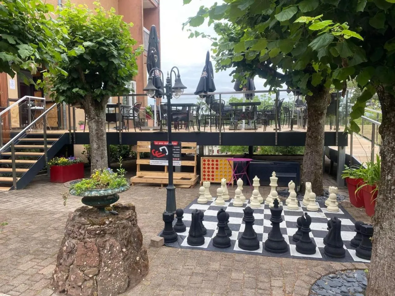 Patio in Logis Hôtel Notre-Dame - restaurant ouvert midi et soir sauf dimanche soir