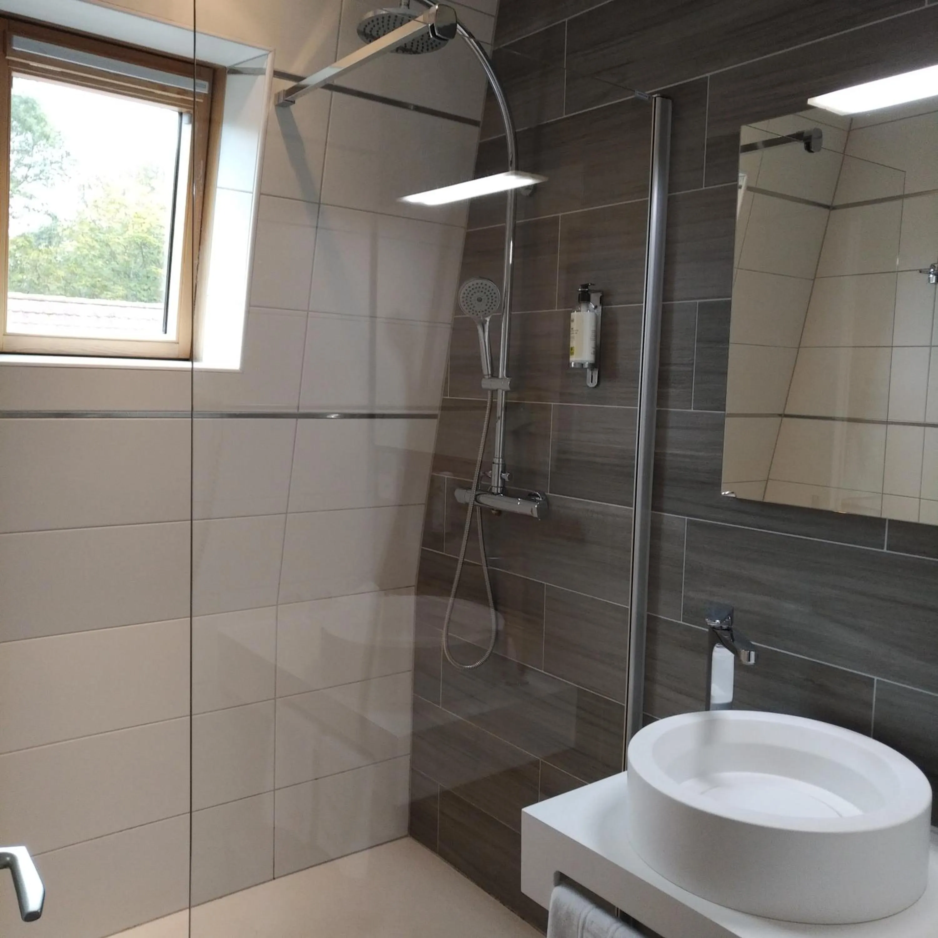 Shower in Logis Hôtel Notre-Dame - restaurant ouvert midi et soir sauf dimanche soir