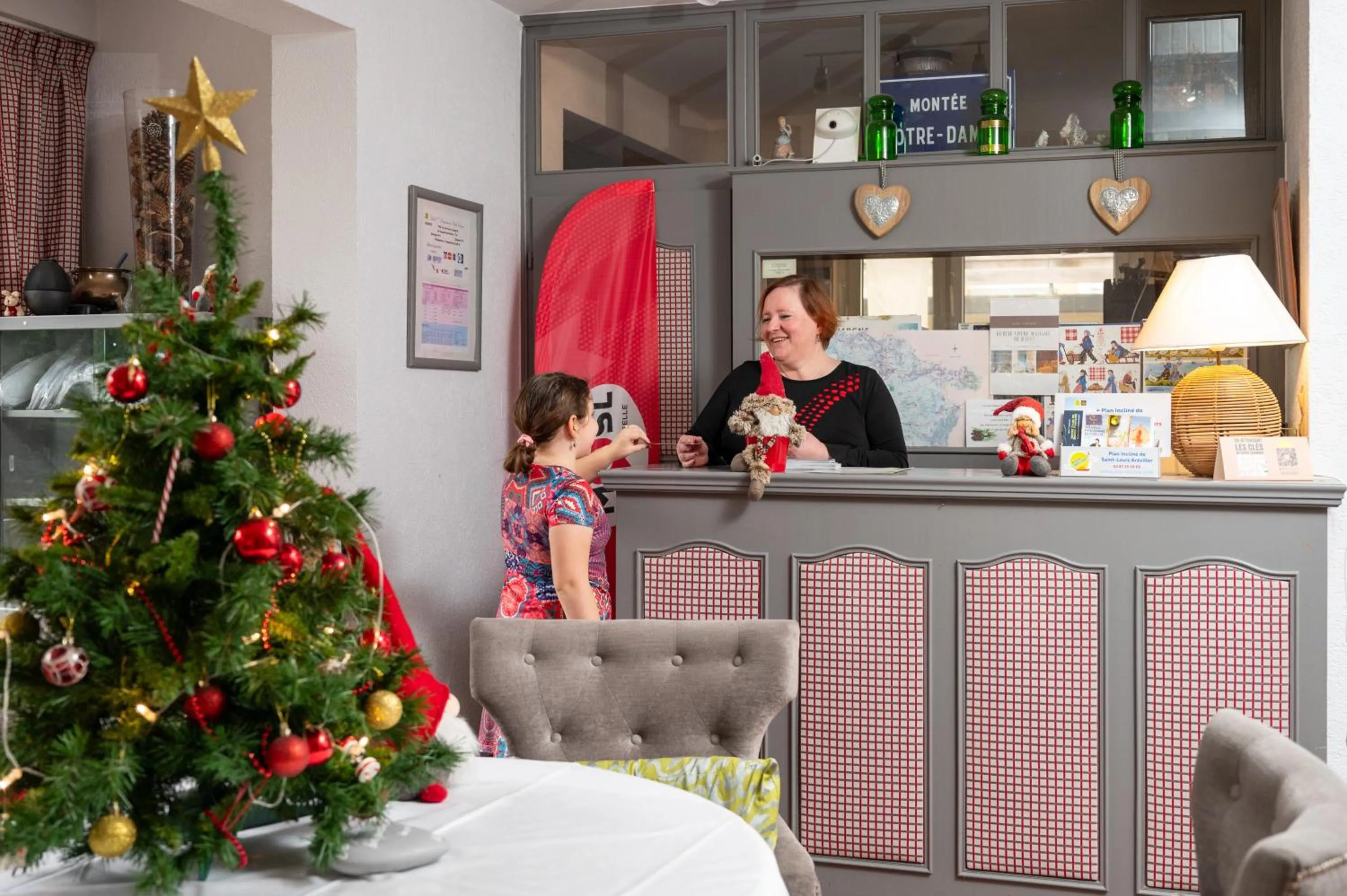 Lobby or reception in Logis Hôtel Notre-Dame - restaurant ouvert midi et soir sauf dimanche soir
