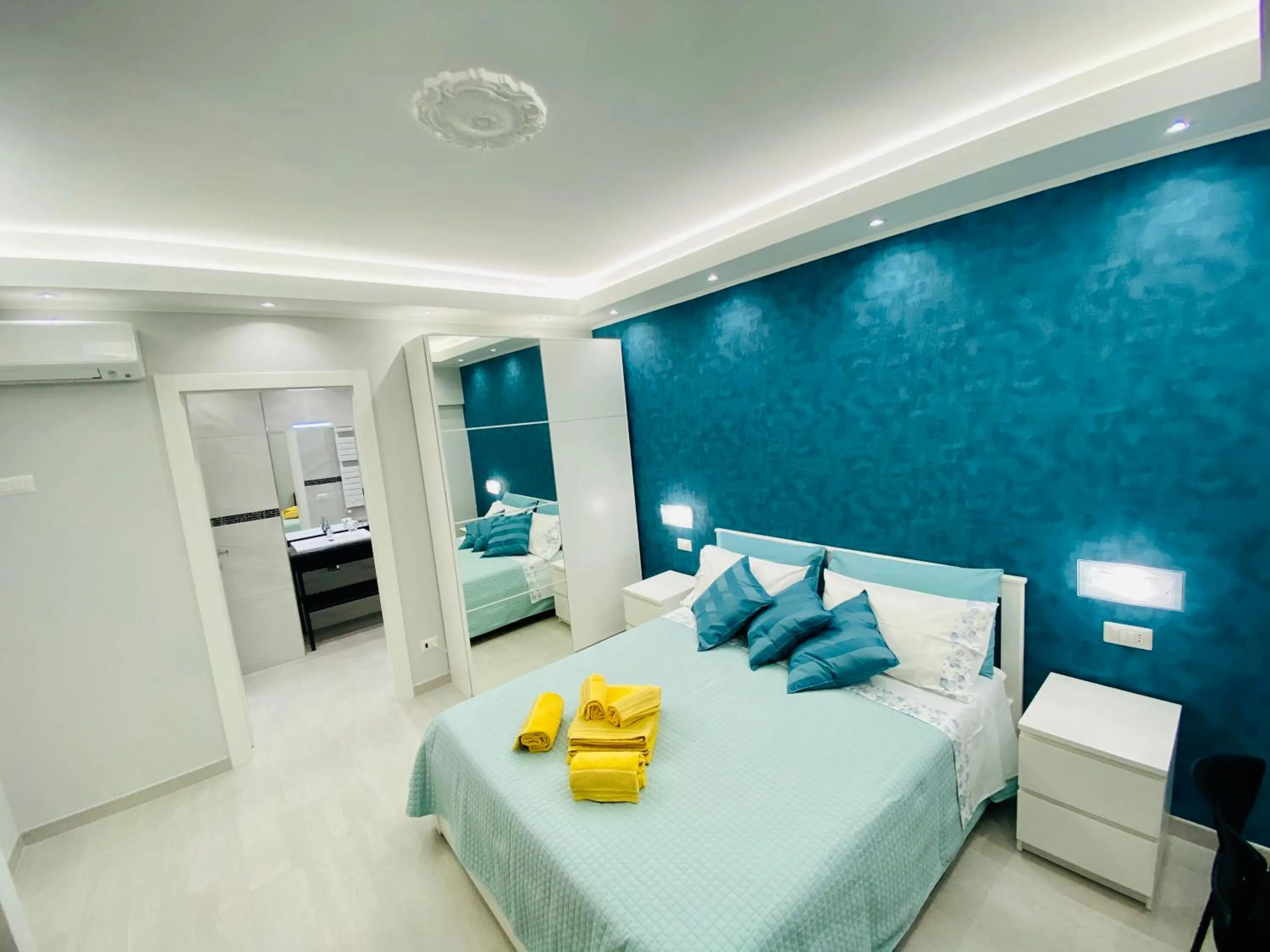 Photo of the whole room, Bed in Olympic Suite Roma