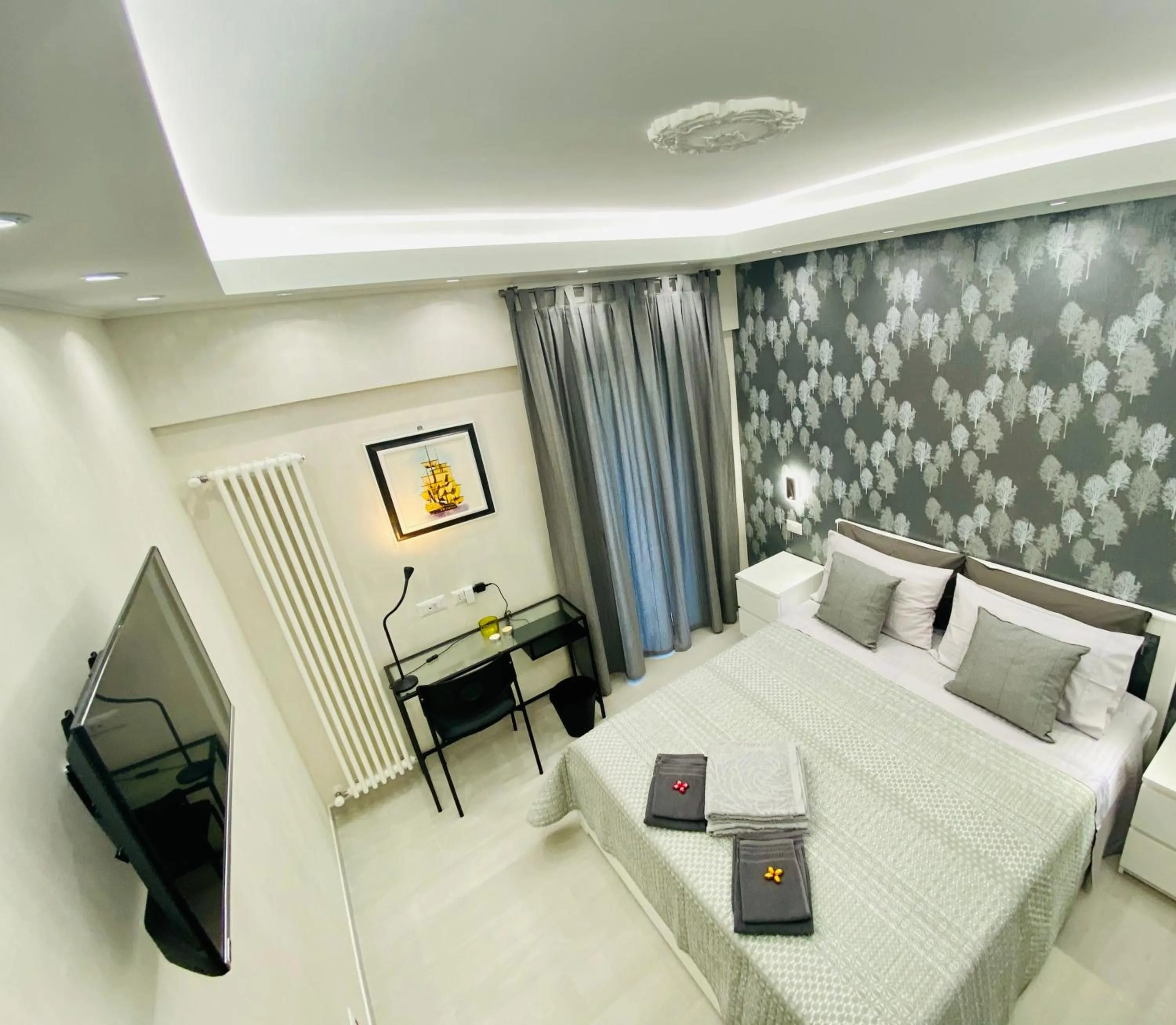 Photo of the whole room, Bed in Olympic Suite Roma