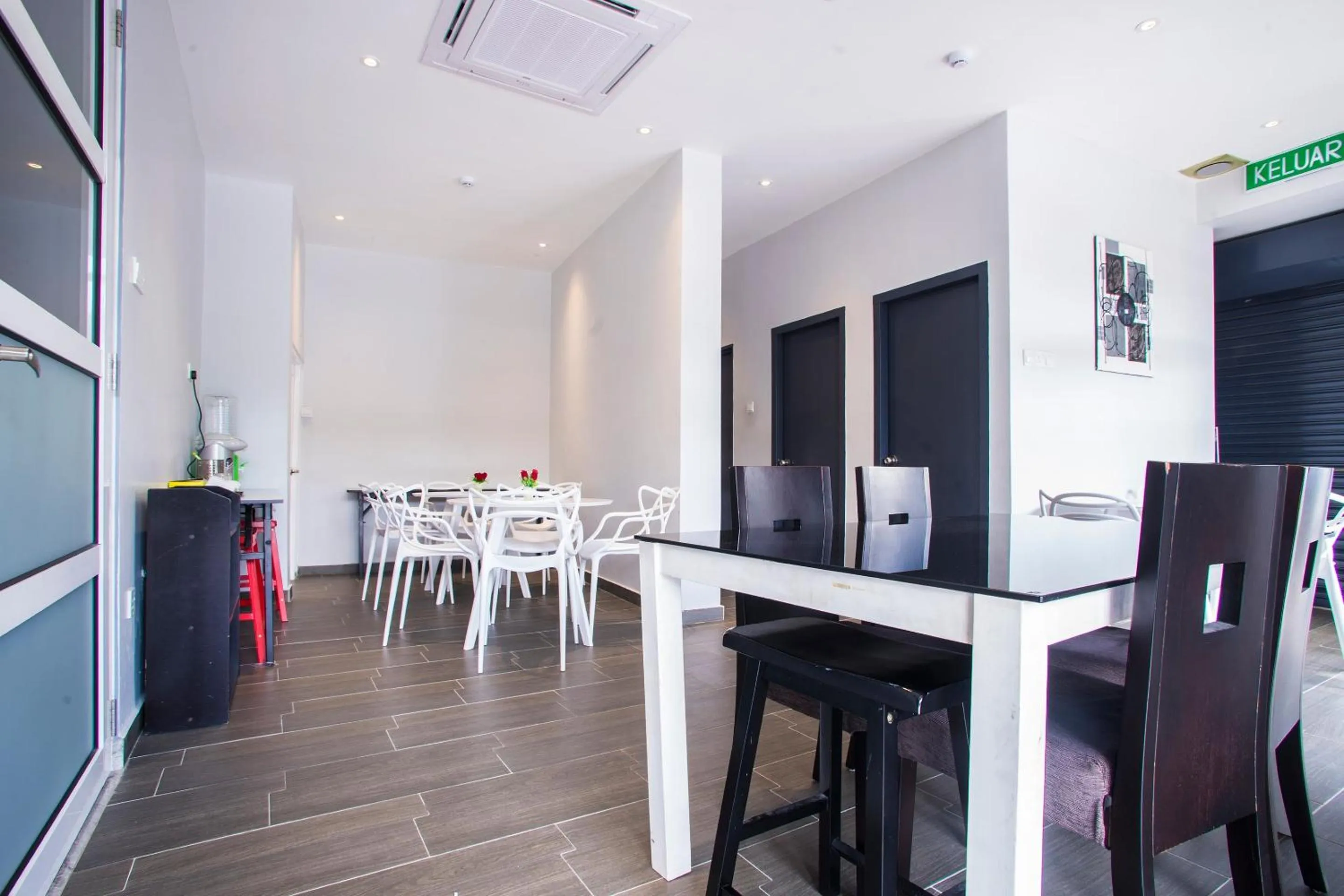 Restaurant/places to eat in Hotel O Gs Hotels Near Strand Mall