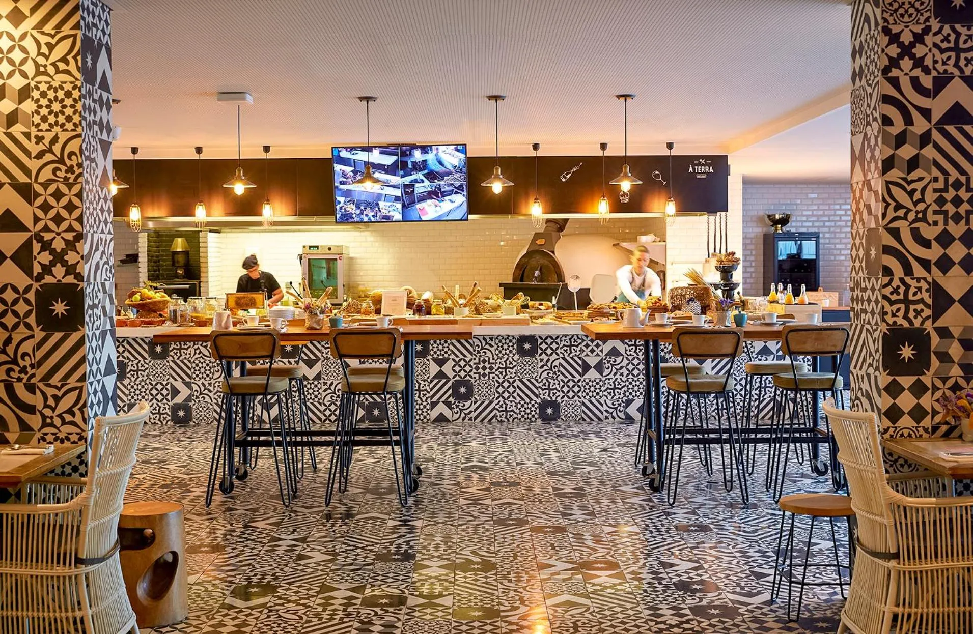 Restaurant/places to eat in Santiago Hotel