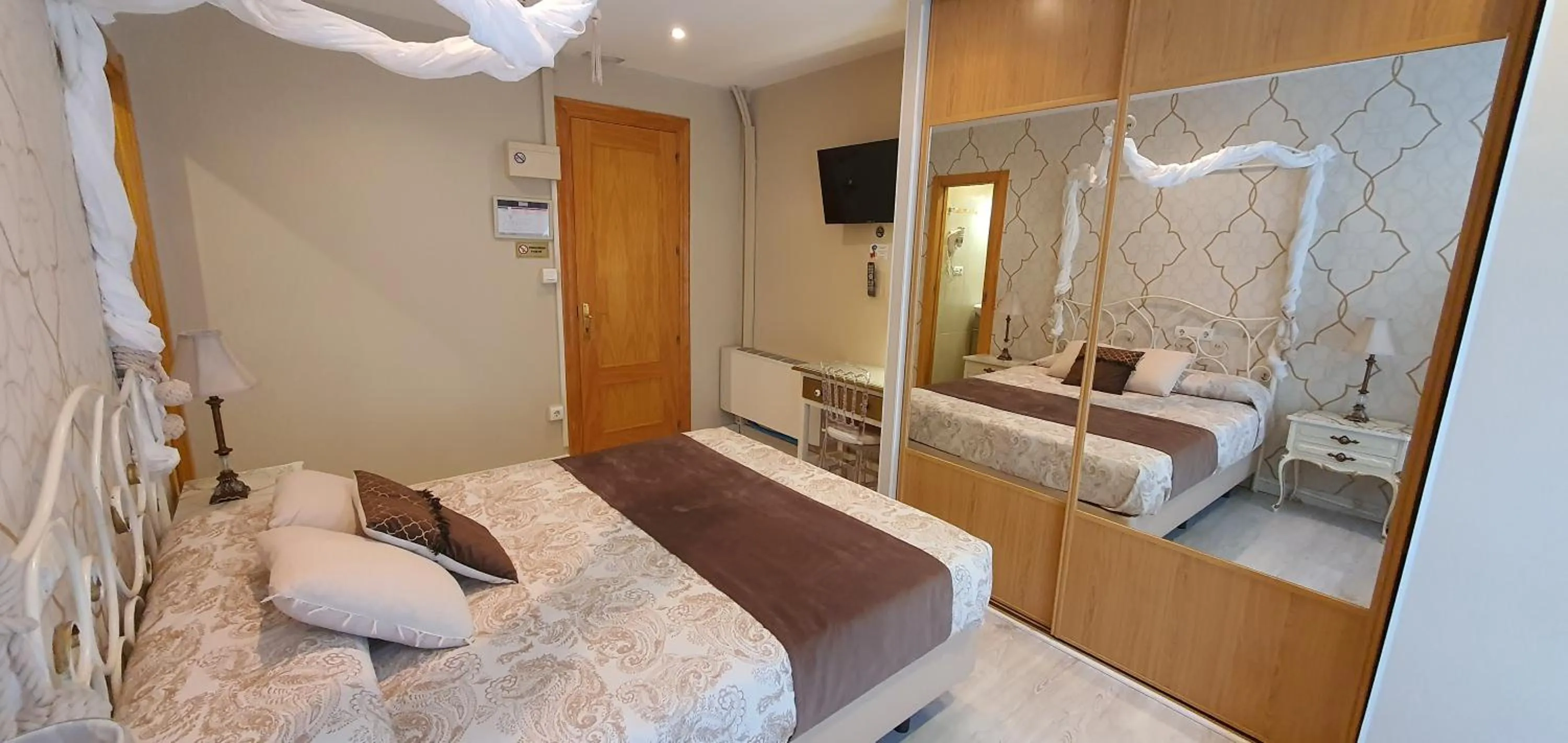 Photo of the whole room, Bed in Hosteria Villa de Castro