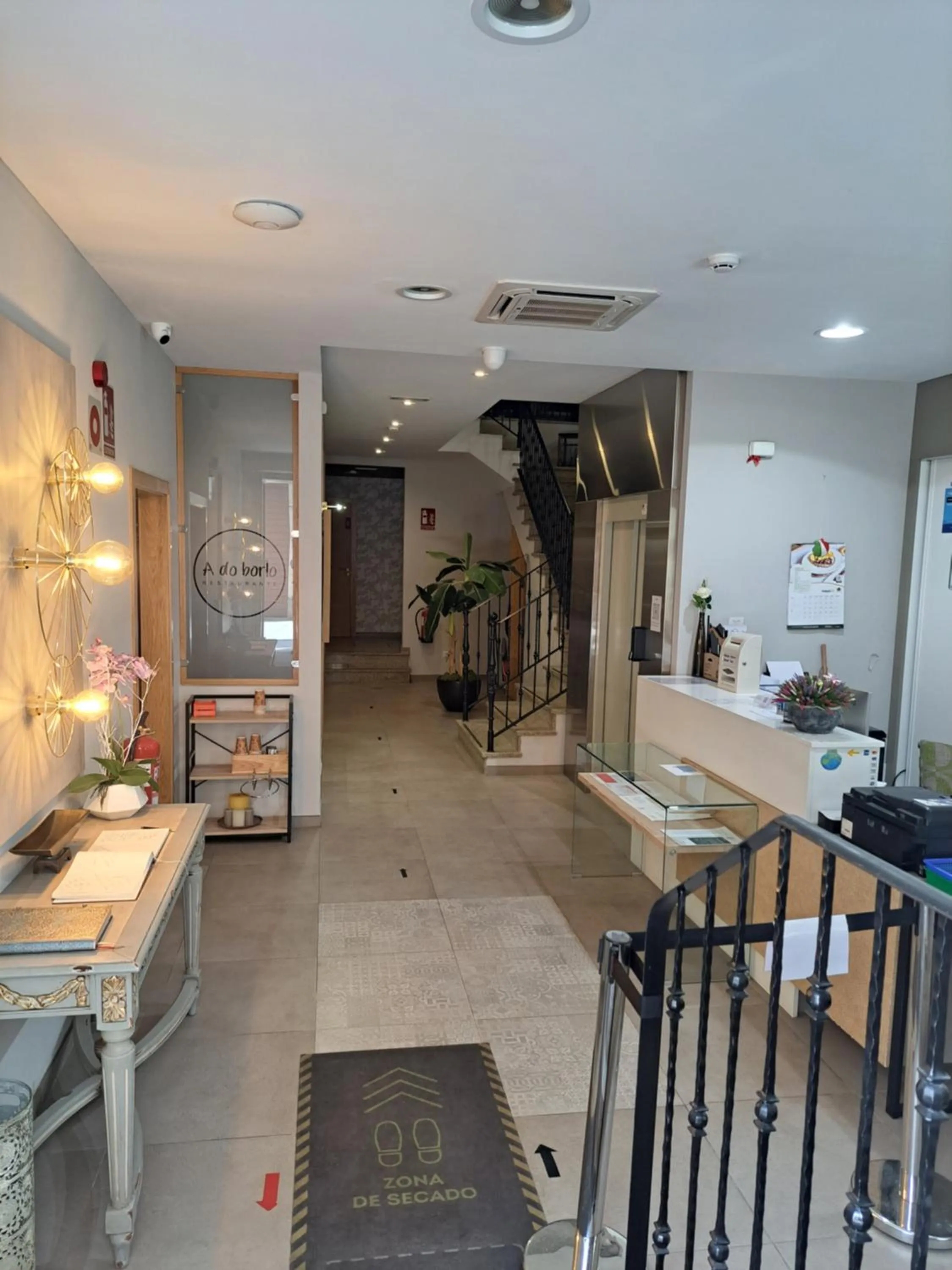 Lobby or reception in Hotel Roquiño