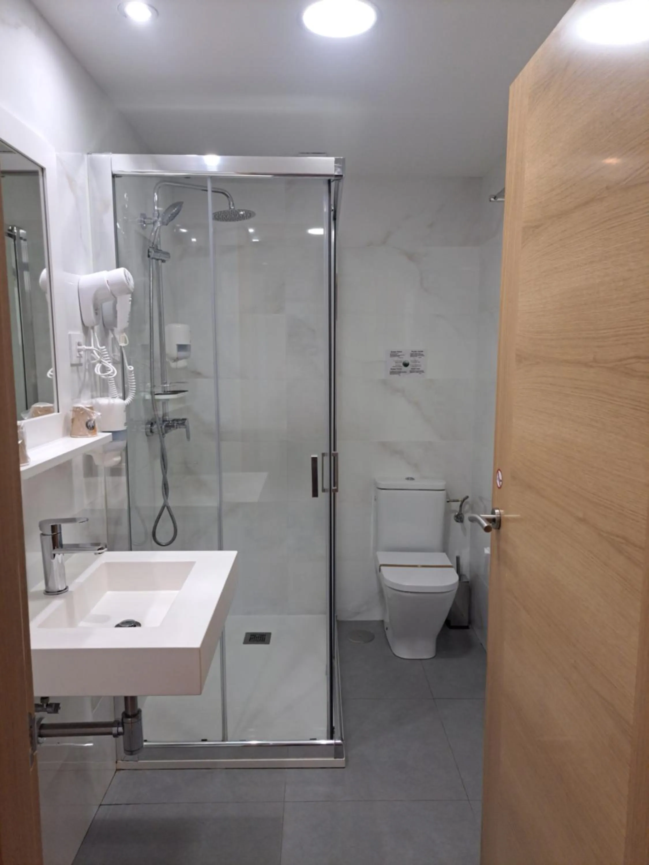 Shower in Hotel Roquiño