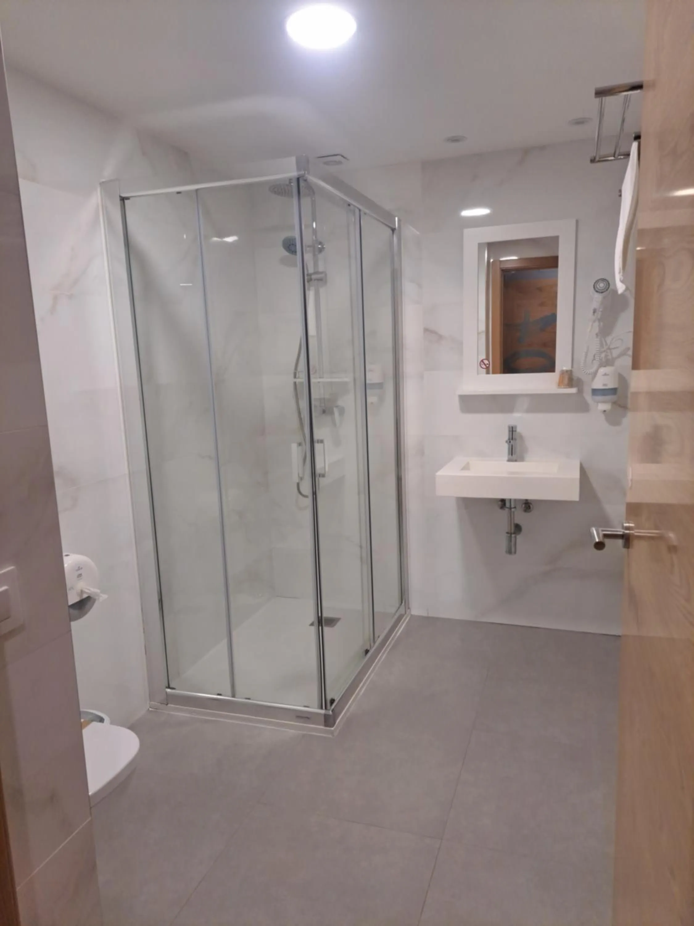 Shower in Hotel Roquiño