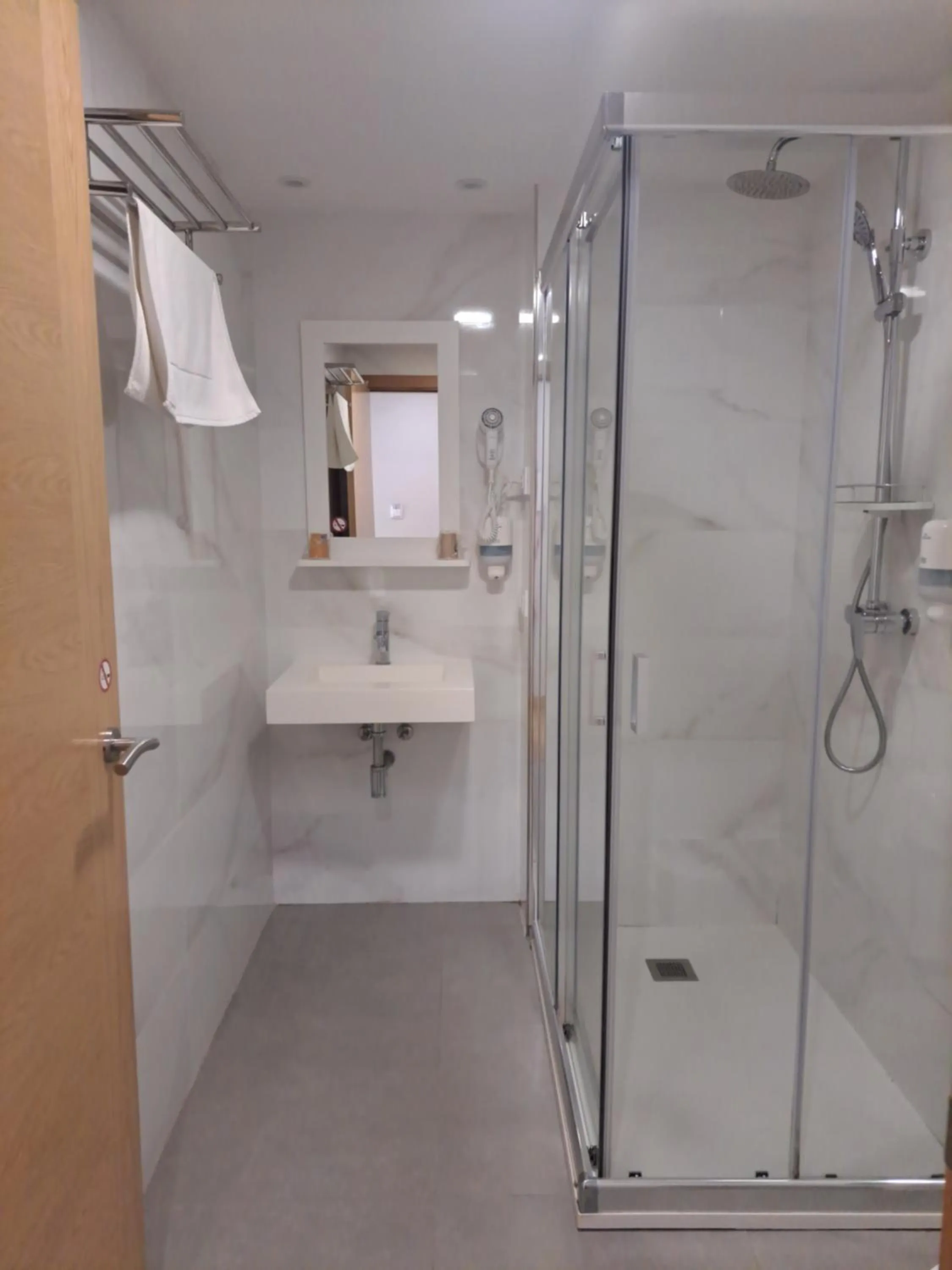 Shower in Hotel Roquiño