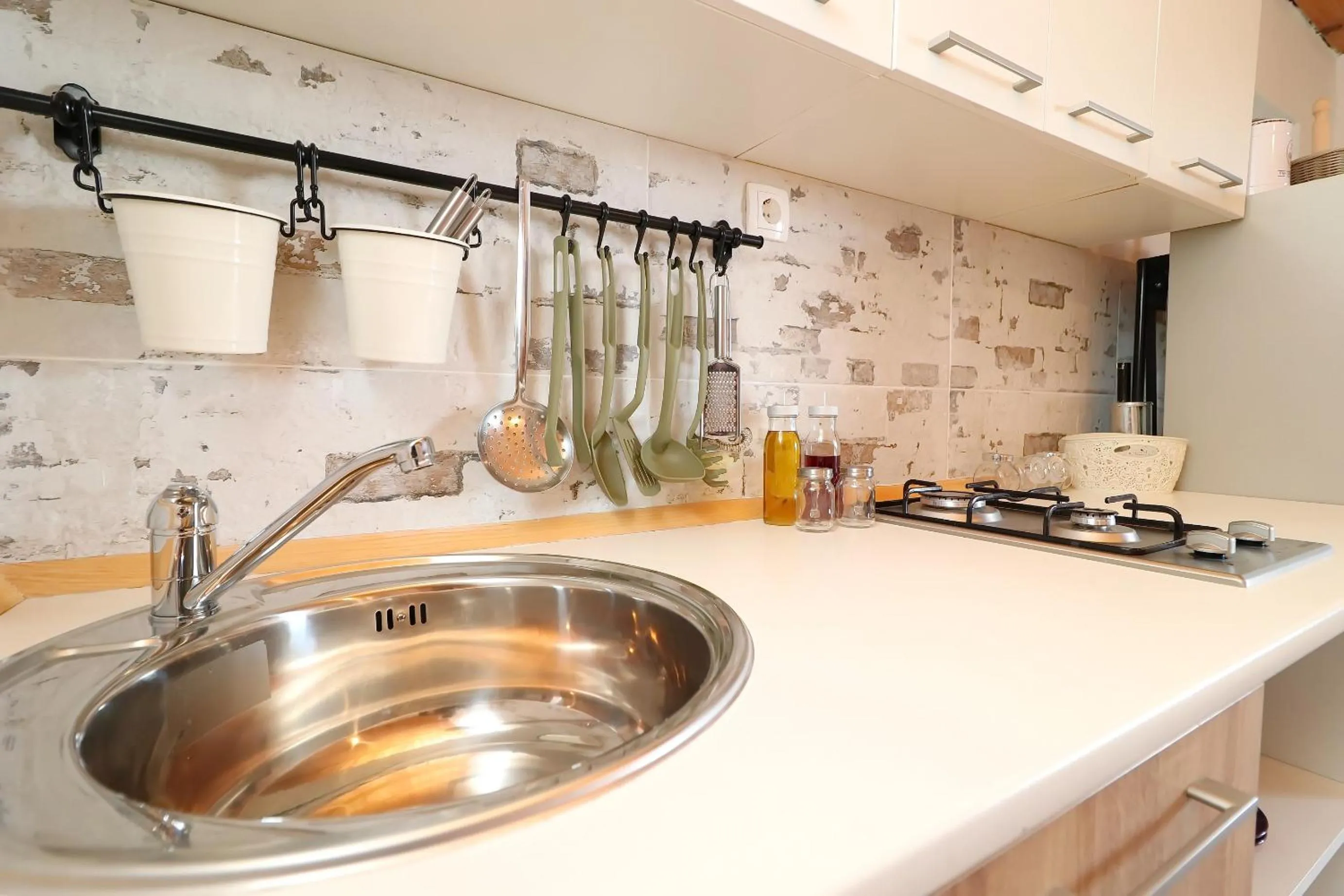 Kitchen or kitchenette in Greenside Cottage Lumi