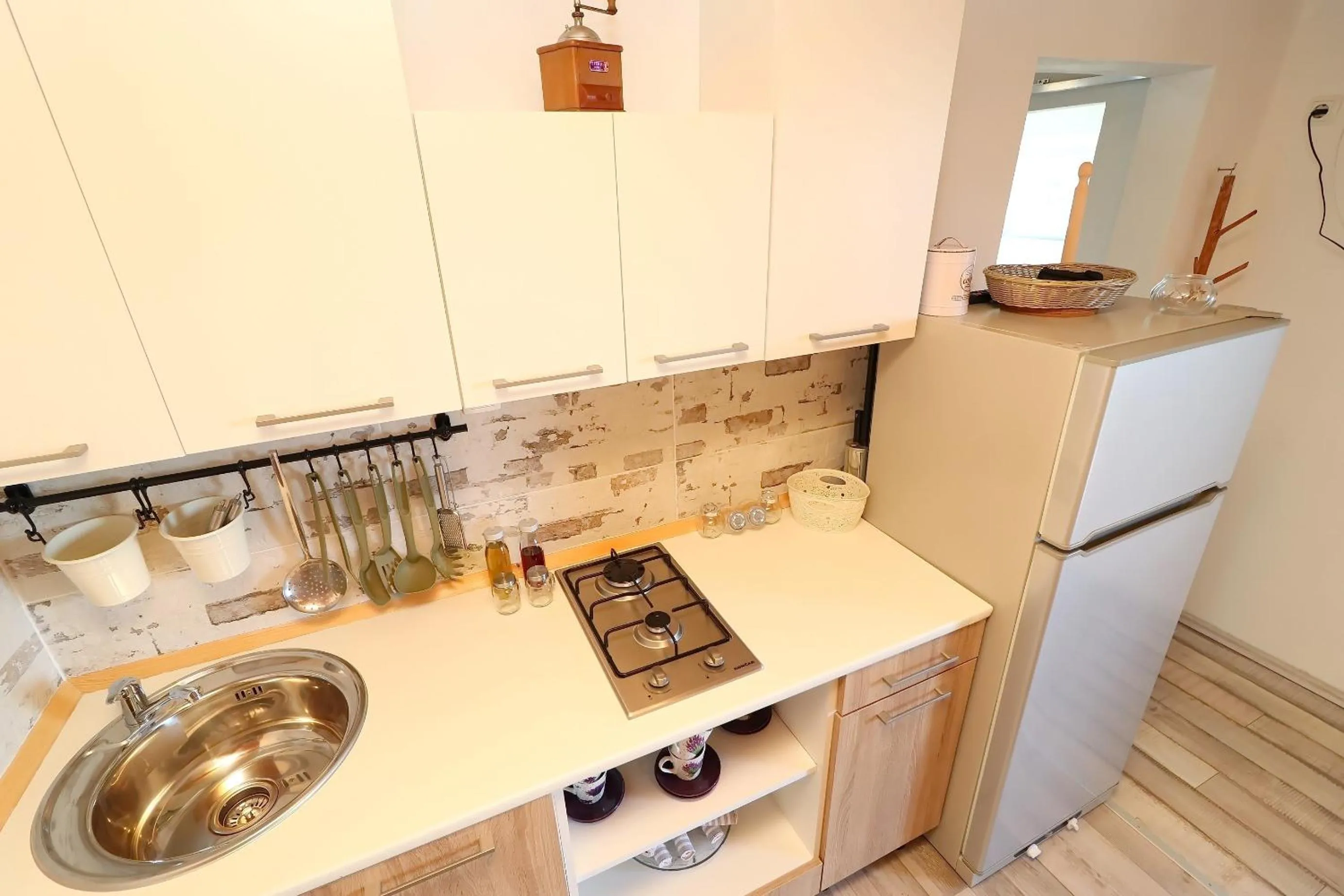 Kitchen or kitchenette in Greenside Cottage Lumi