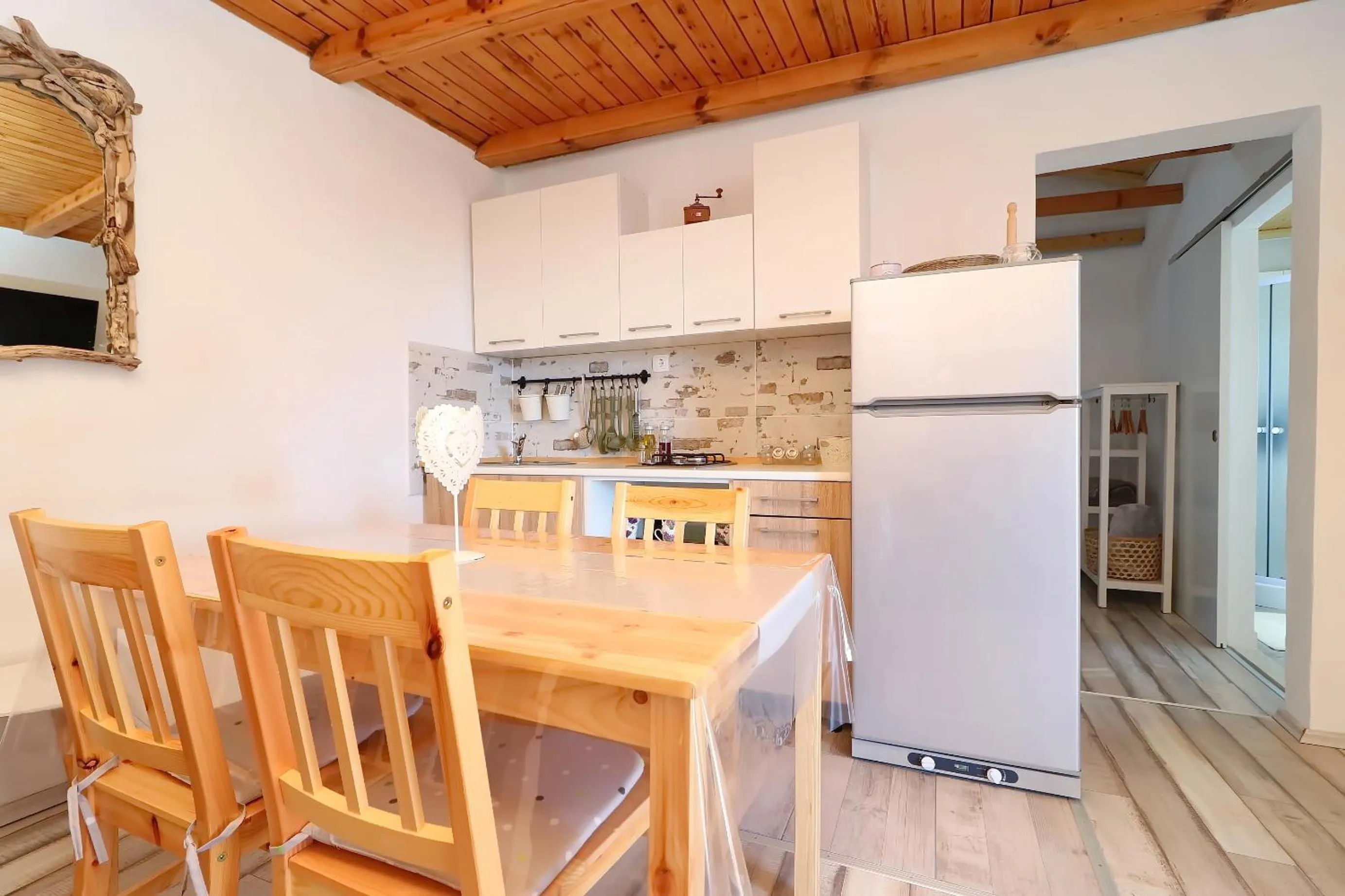 Kitchen or kitchenette in Greenside Cottage Lumi