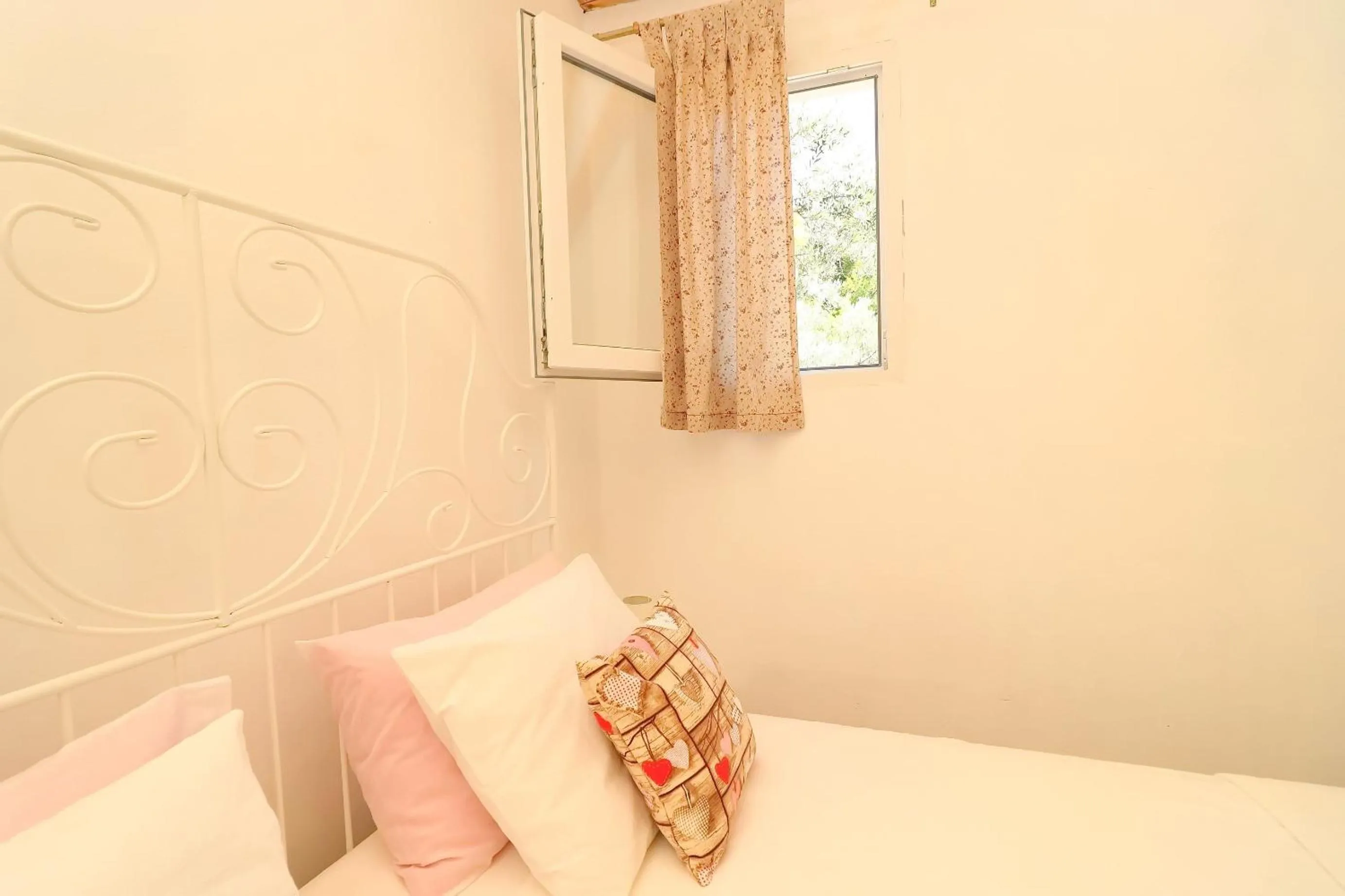 Bedroom, Bed in Greenside Cottage Lumi