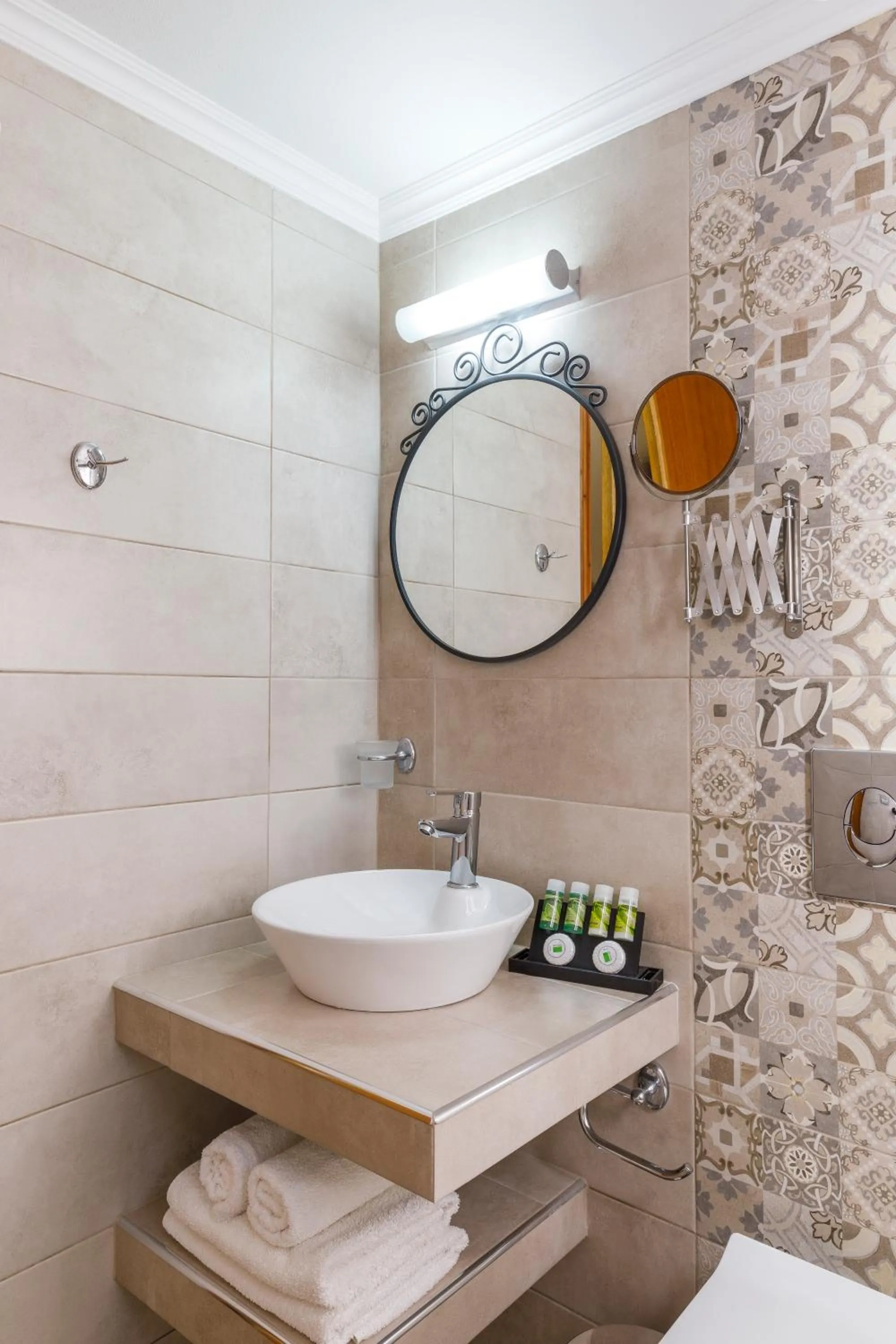 Shower in Opera House Hotel