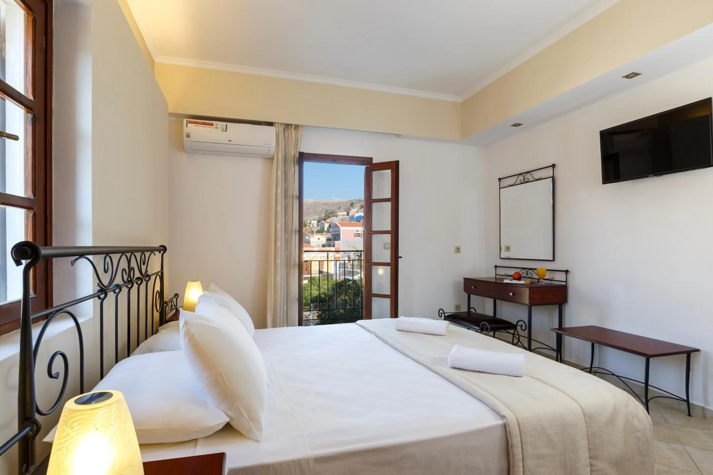 Shower, Bed in Opera House Hotel