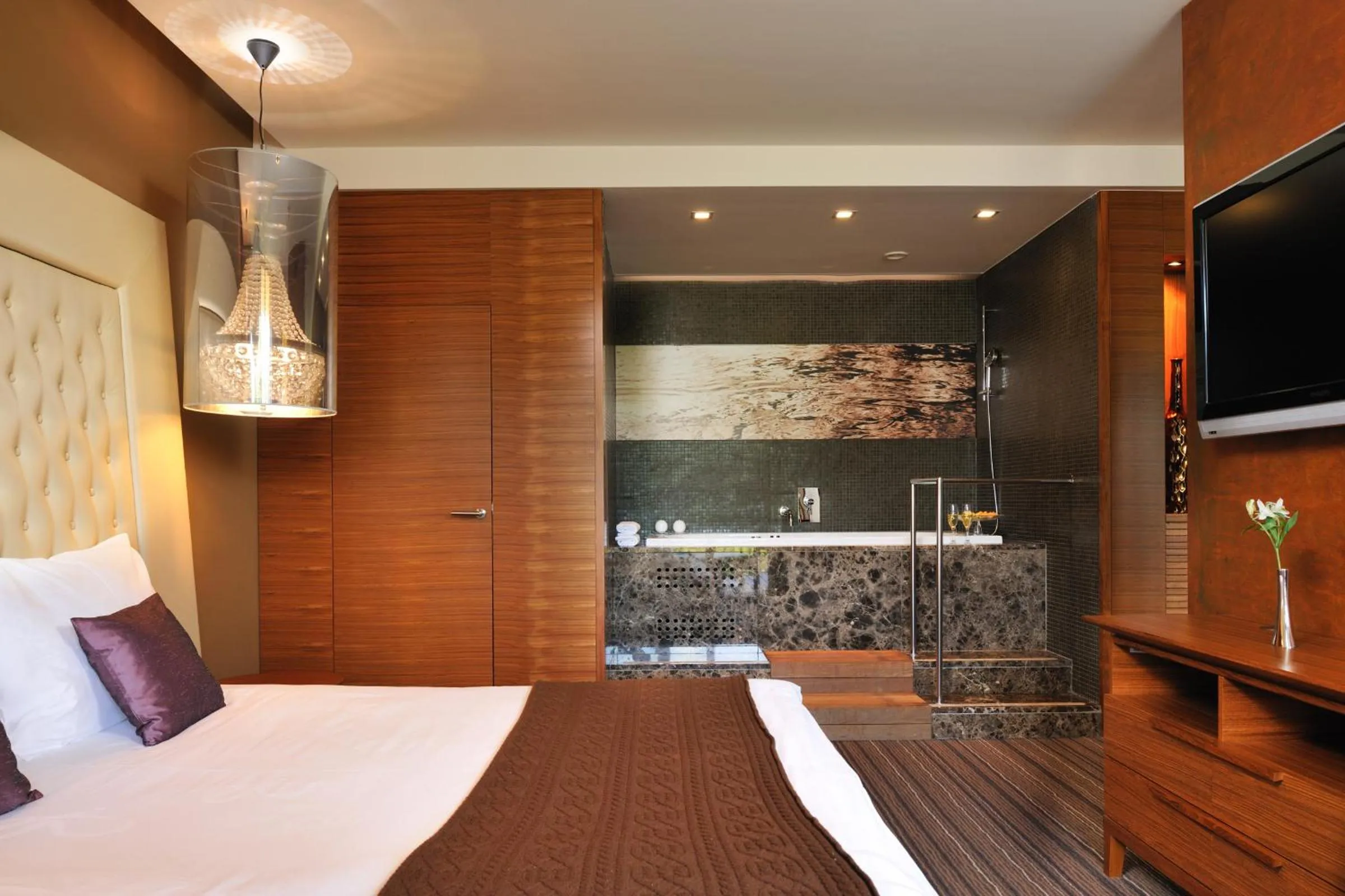 Shower, Bed in Hotel Balnea Superior - Terme Krka