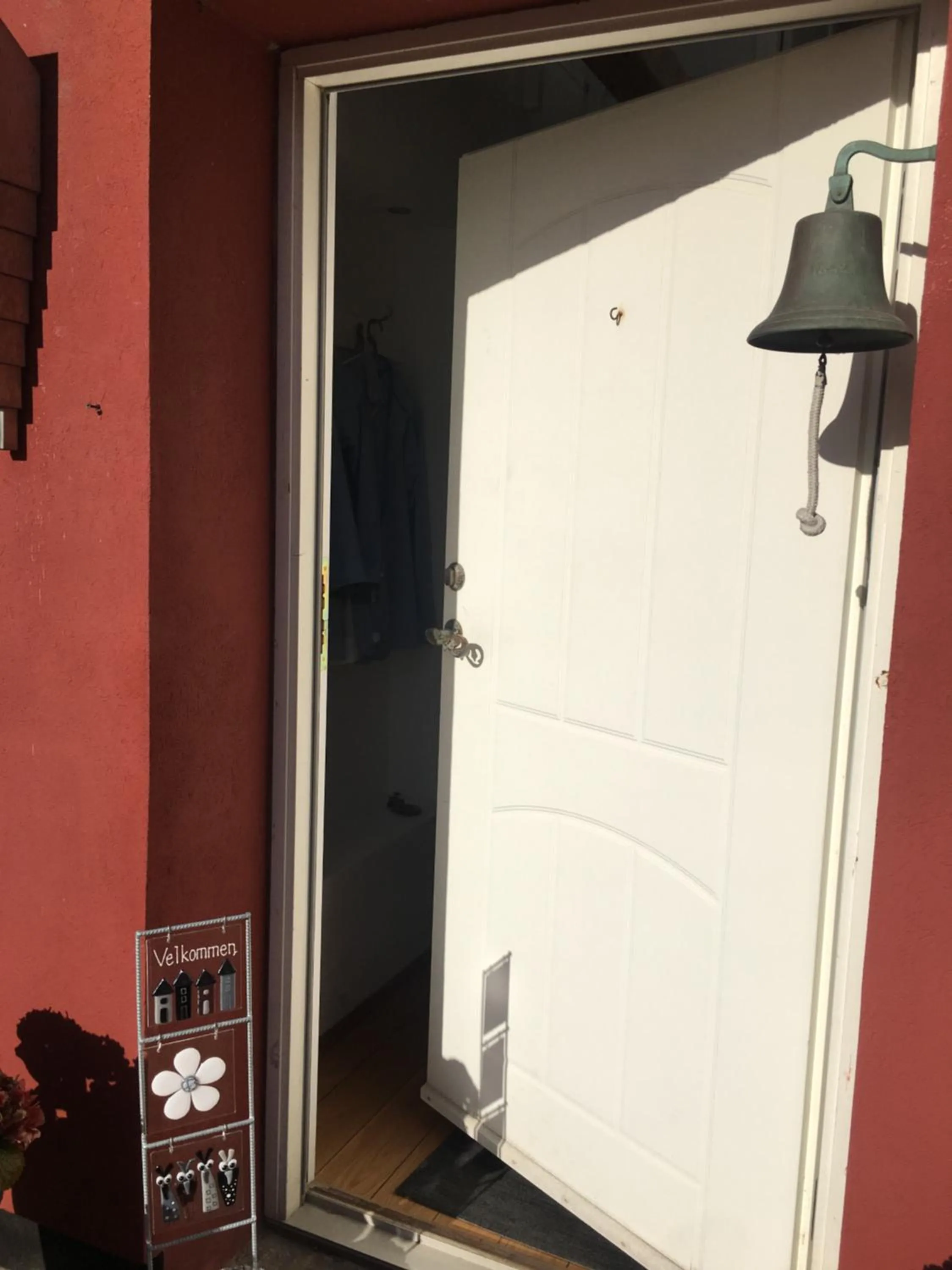 Facade/entrance in Hos Mette